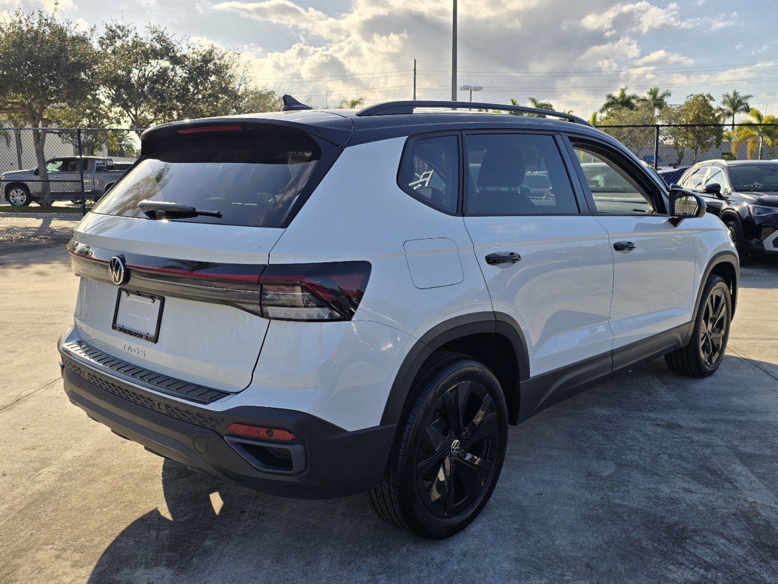 2025 Volkswagen Taos SE photo 4