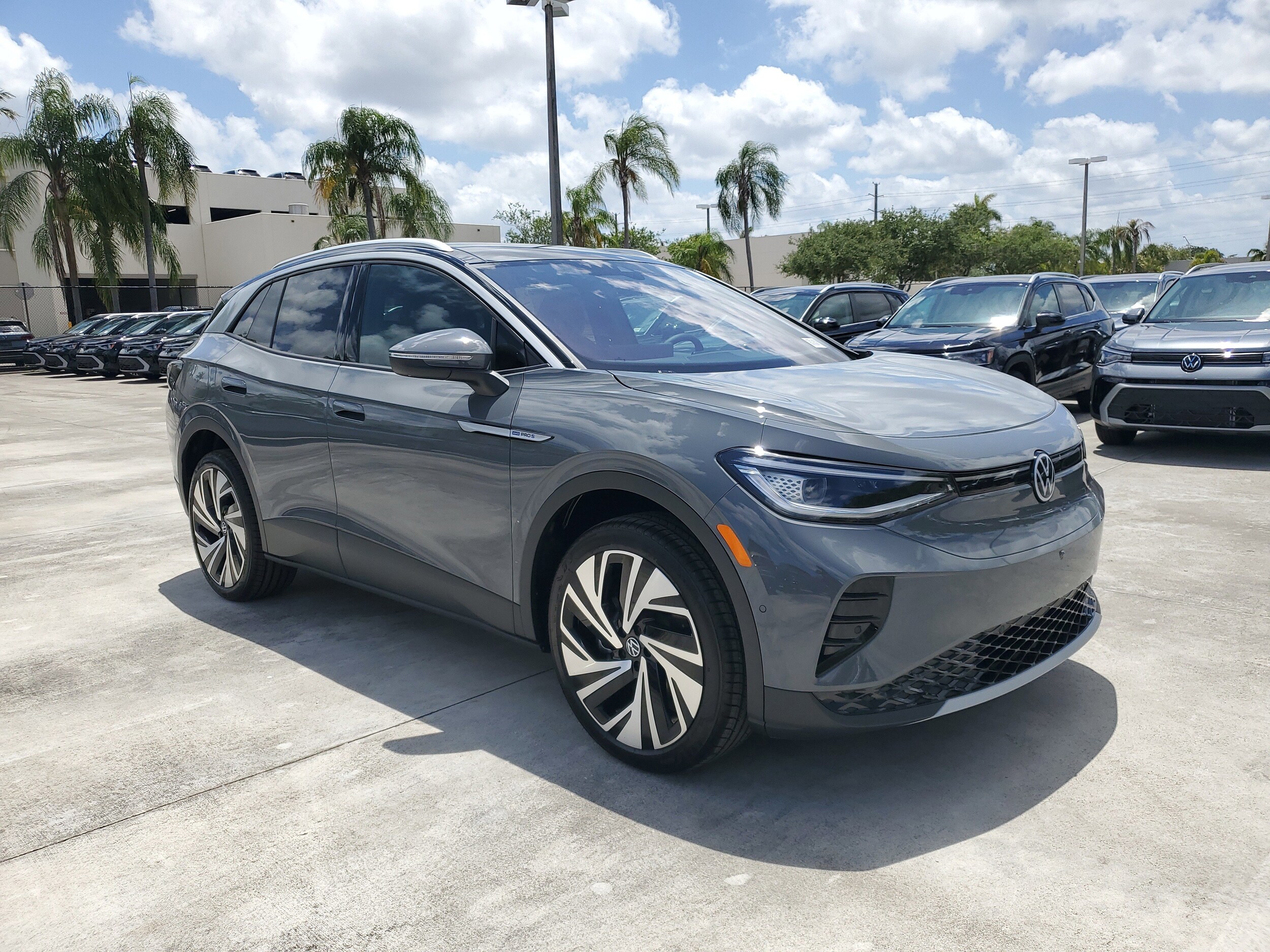 2025 Volkswagen ID.4 Pro Plus photo 2