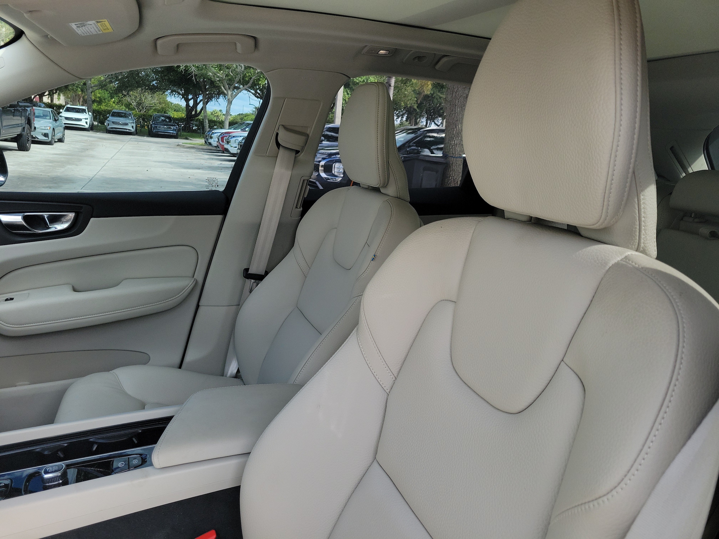 2025 Volvo XC60 Plus - Photo 16