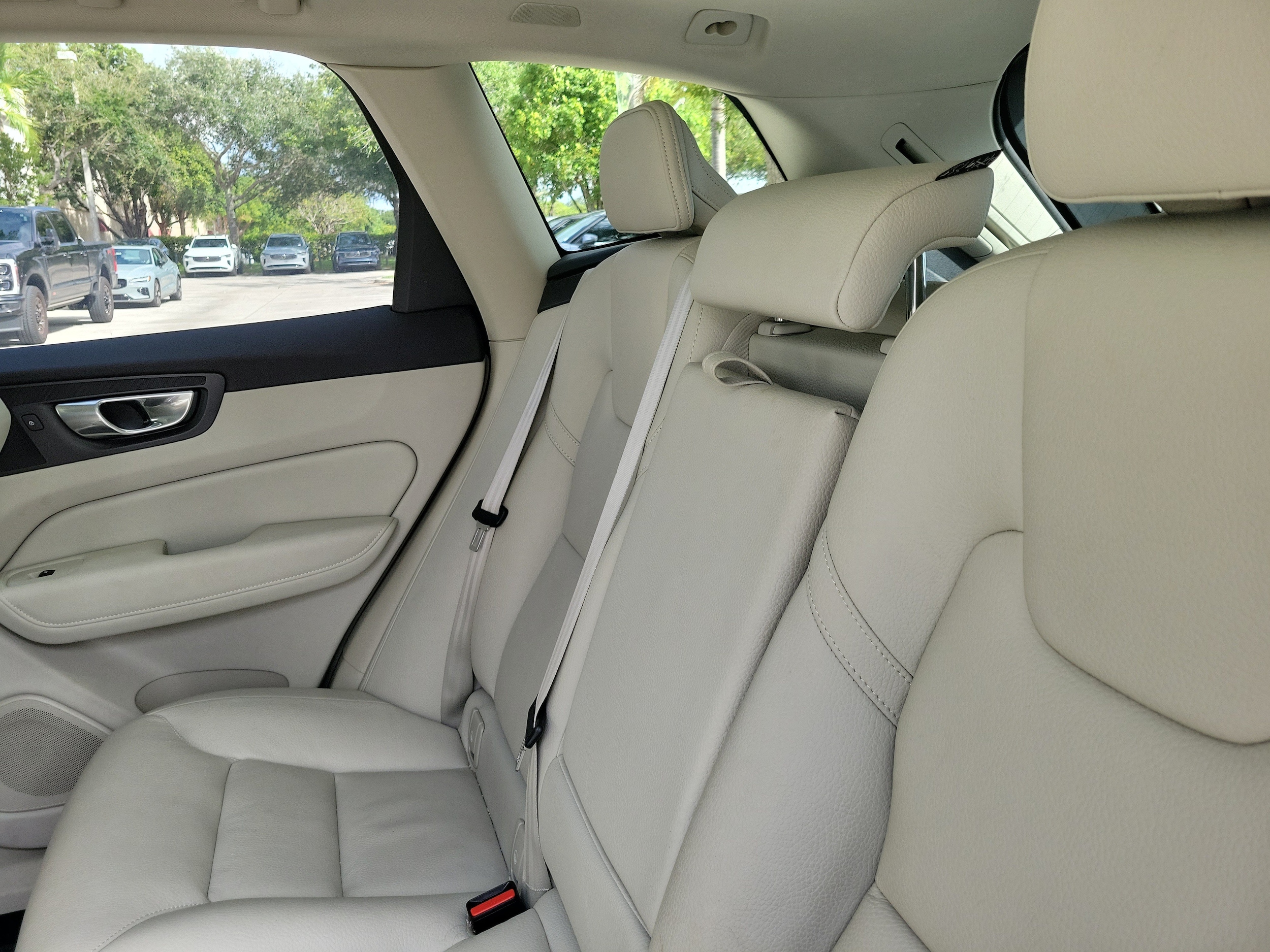 2025 Volvo XC60 Plus - Photo 10