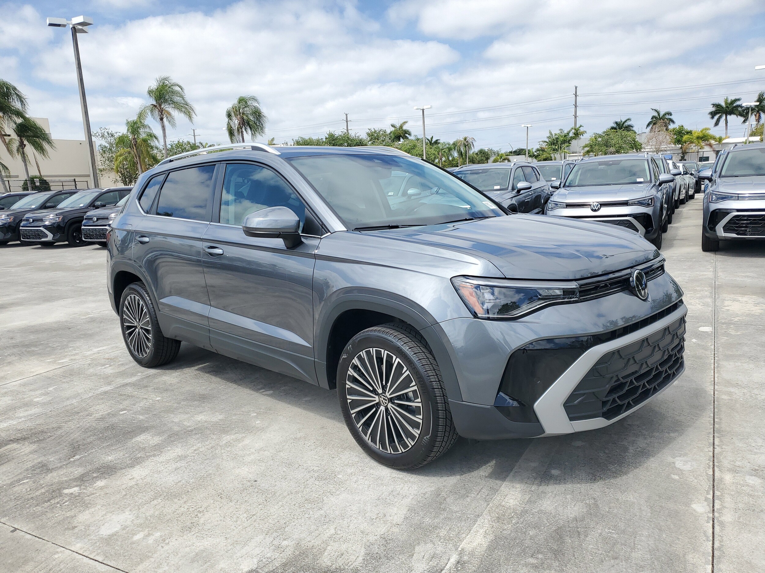 2025 Volkswagen Taos SE photo 2
