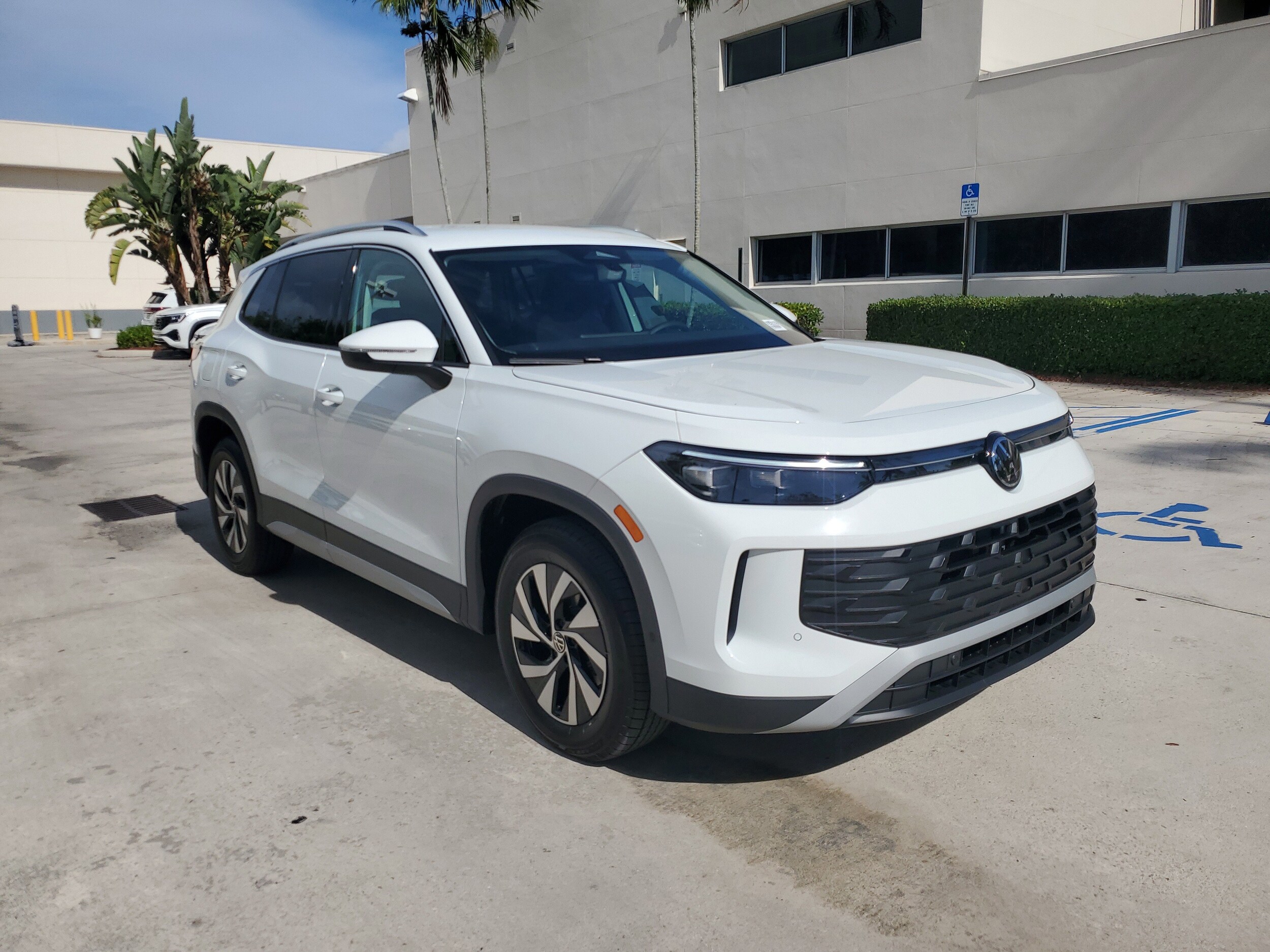 2025 Volkswagen Tiguan S photo 2