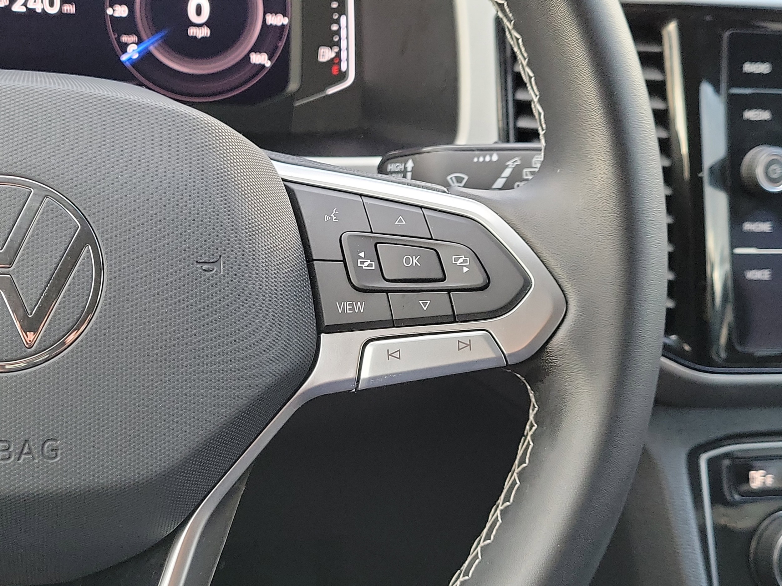 2023 Volkswagen Atlas SE w/Tech - Photo 25