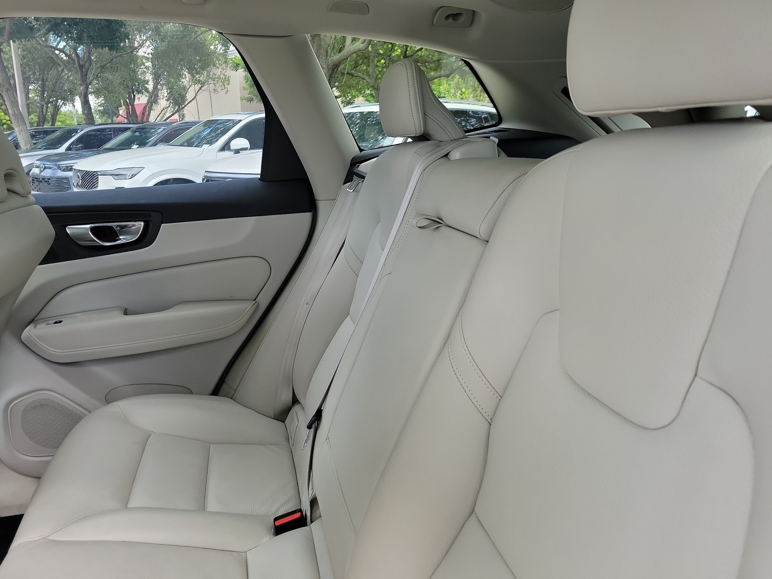 2025 Volvo XC60 Plus - Photo 9