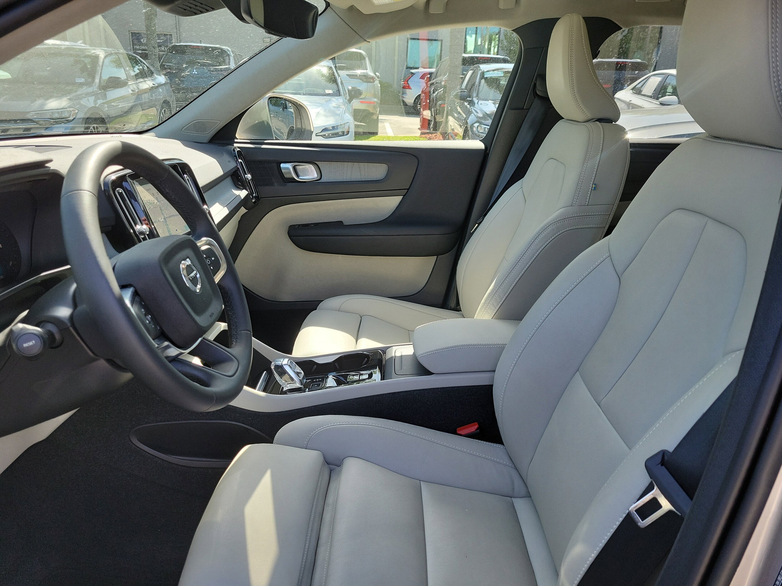 2024 Volvo XC40 Plus - Photo 18
