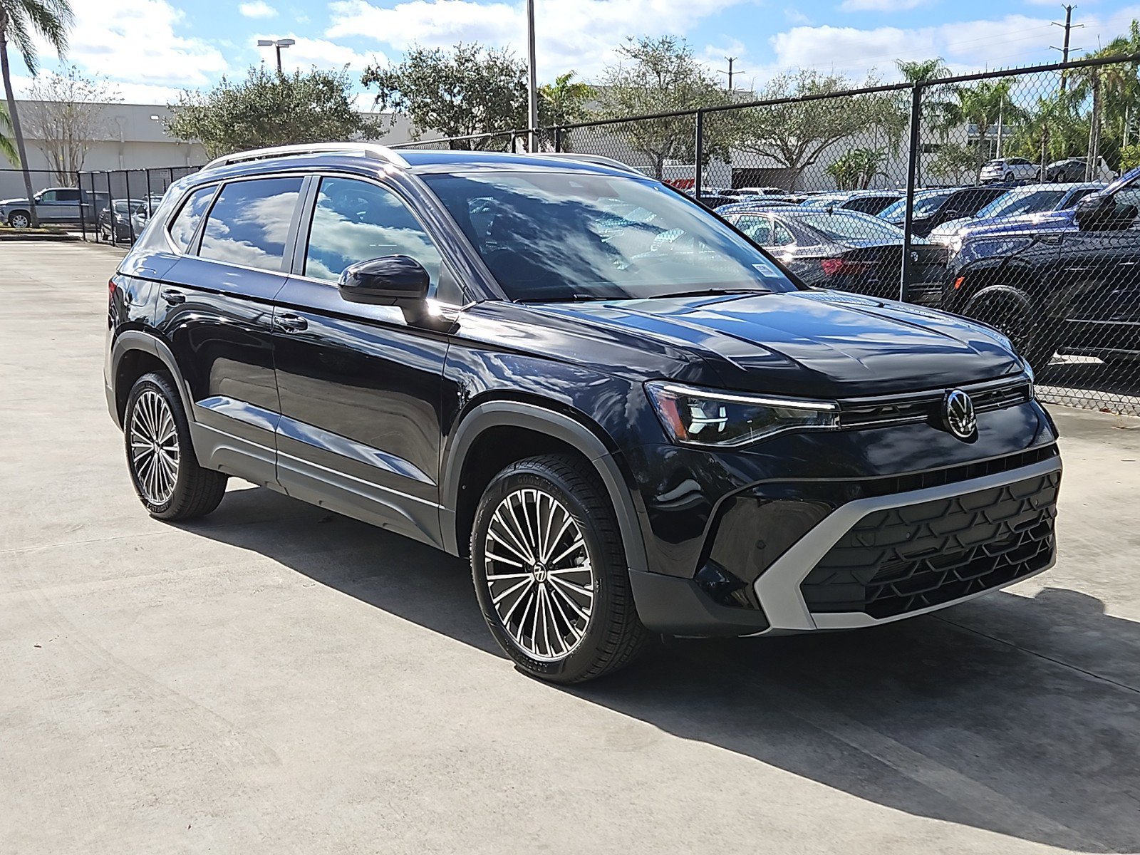 2025 Volkswagen Taos SE photo 2