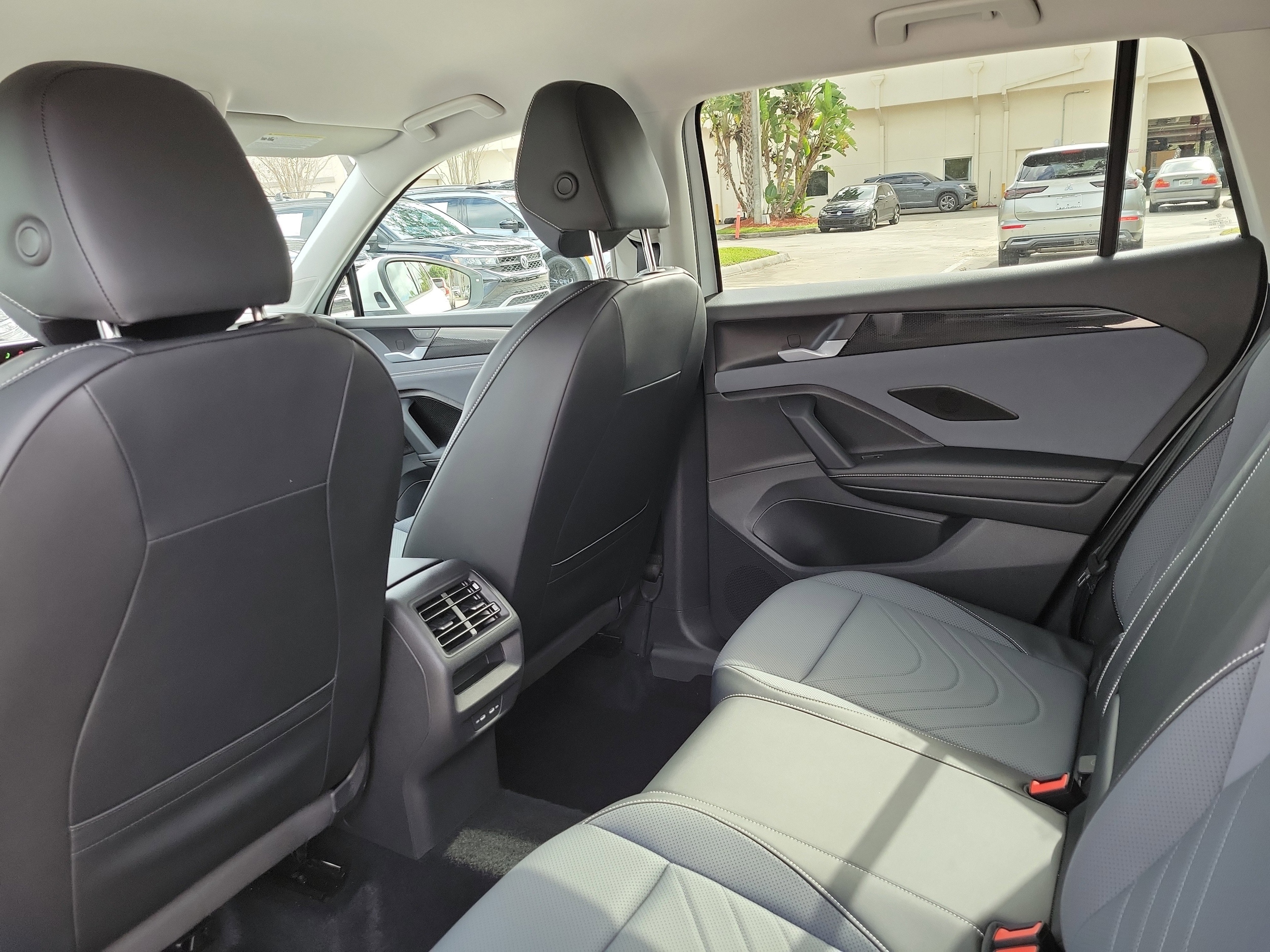 2025 Volkswagen Tiguan SE - Photo 15