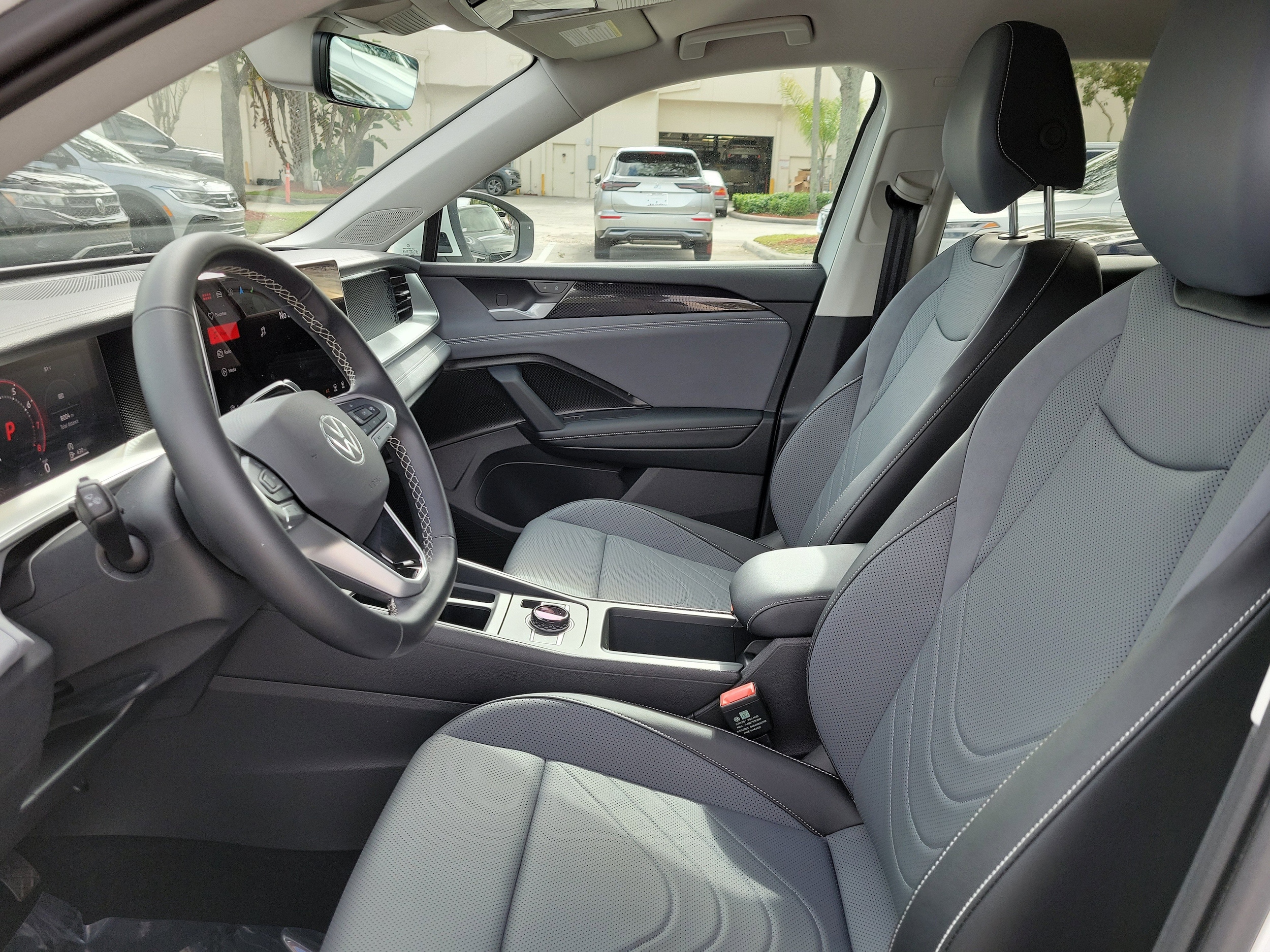 2025 Volkswagen Tiguan SE - Photo 18