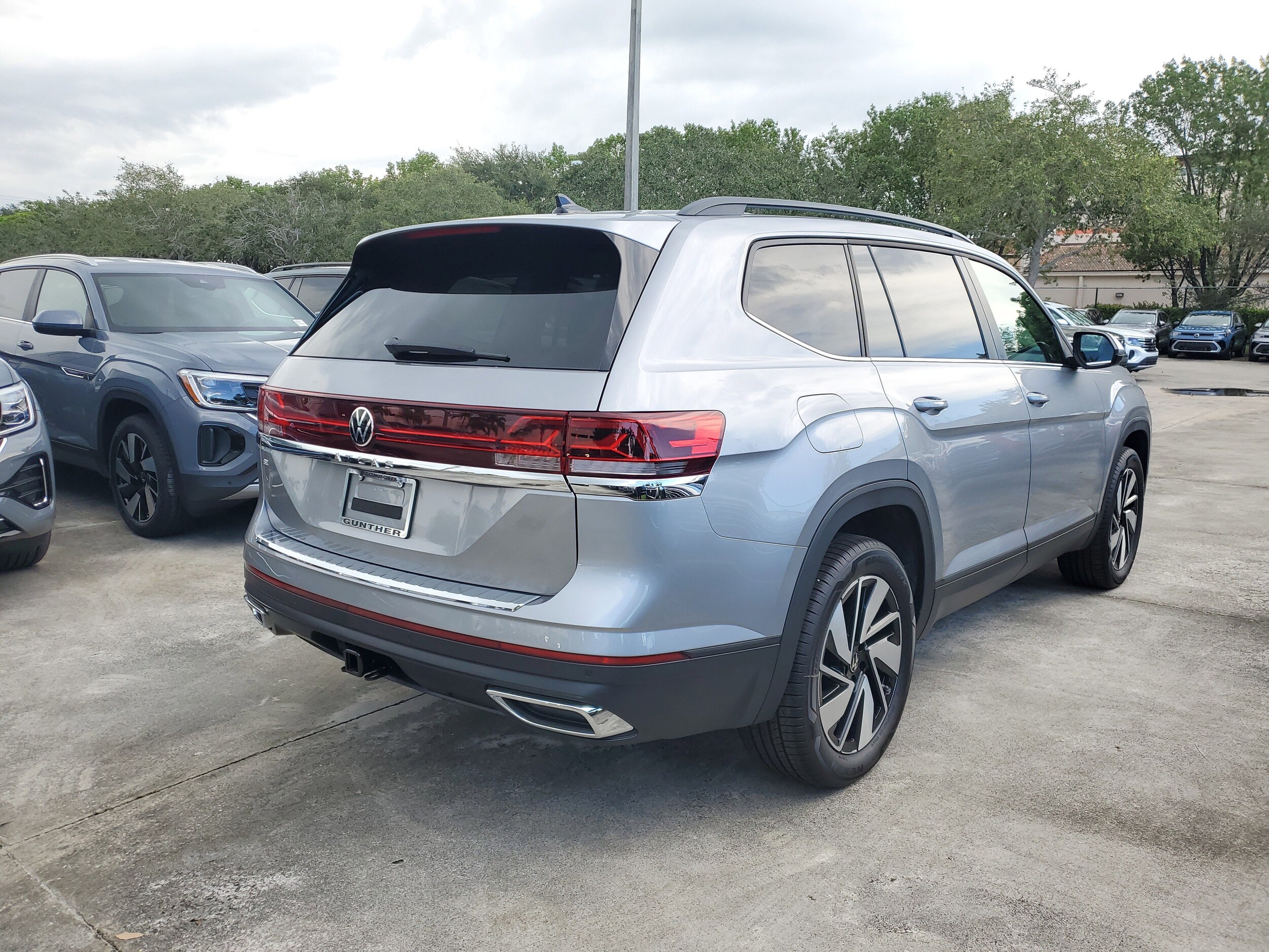 2026 Volkswagen Atlas SE photo 3