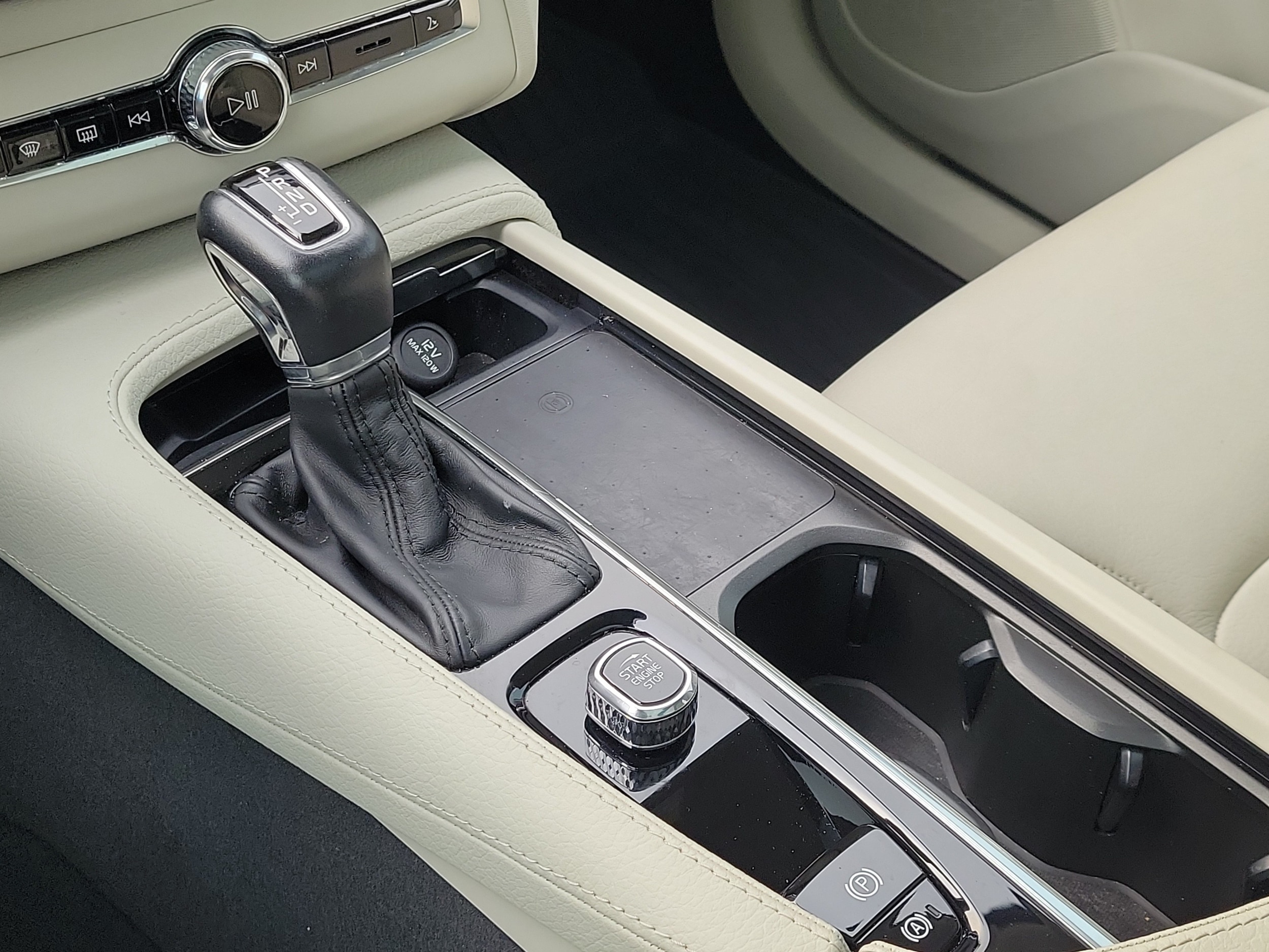 2022 Volvo XC90 Momentum - Photo 30