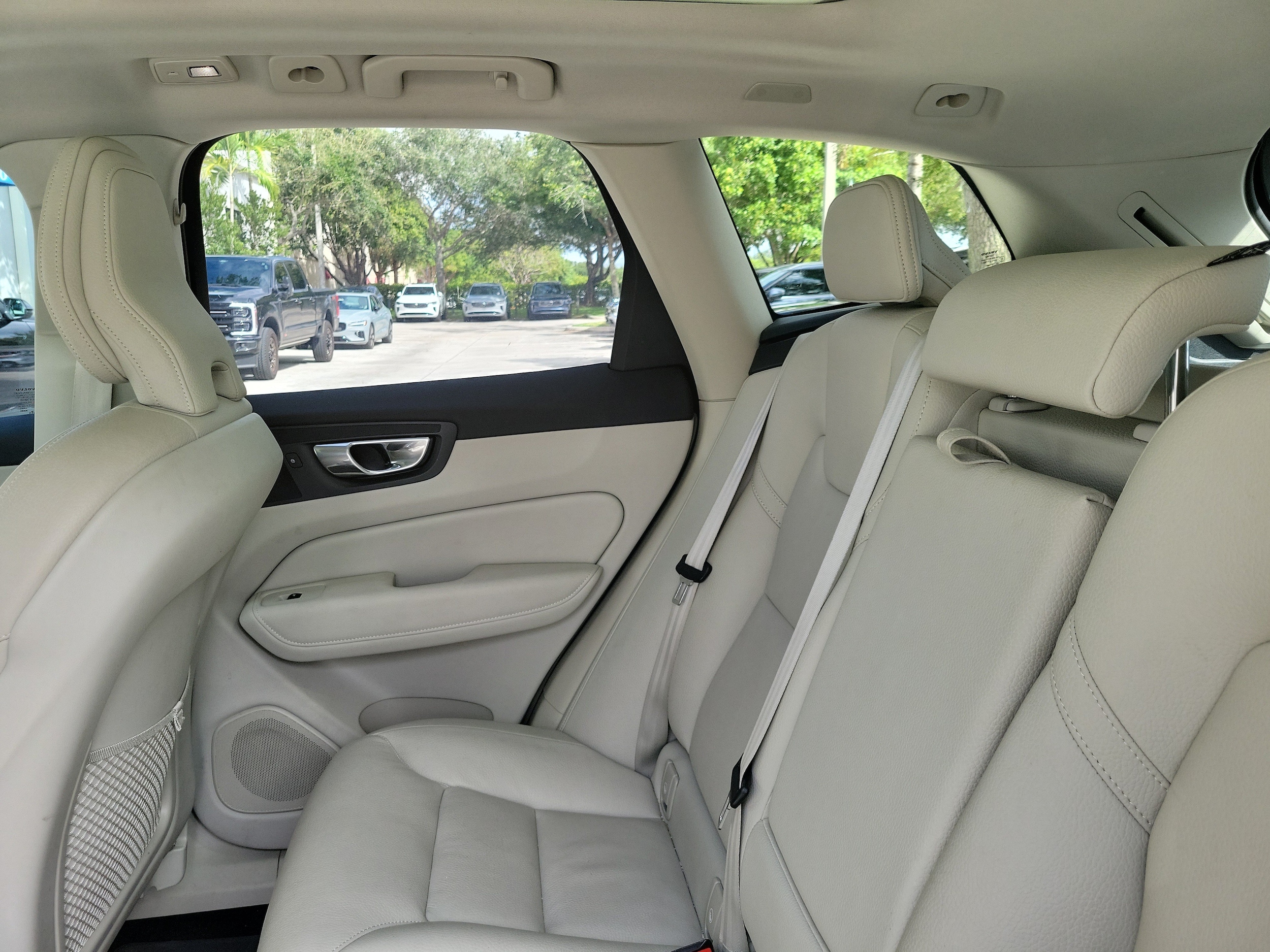 2025 Volvo XC60 Plus - Photo 11