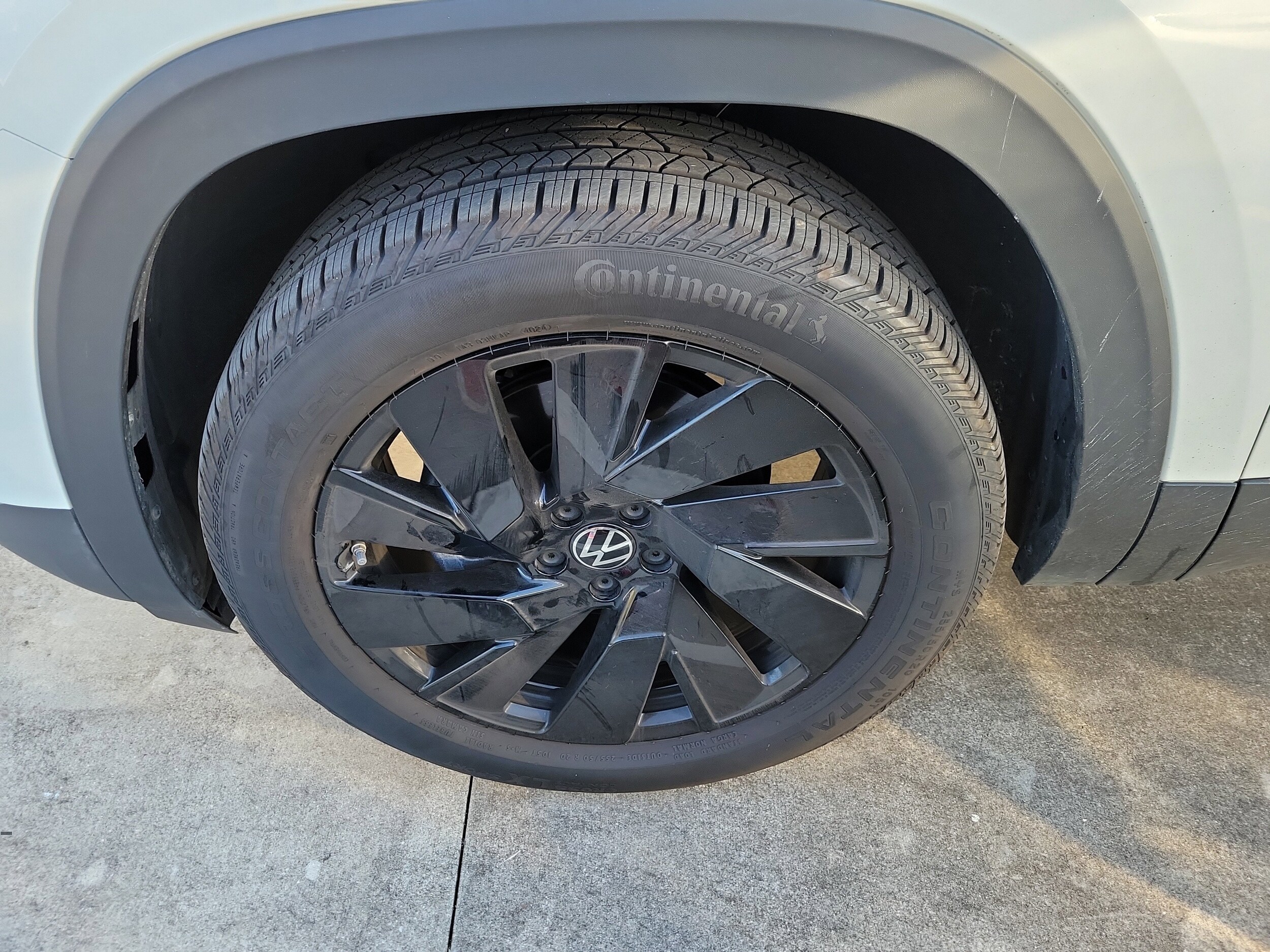 2025 Volkswagen Atlas Cross Sport SE Technology photo 2