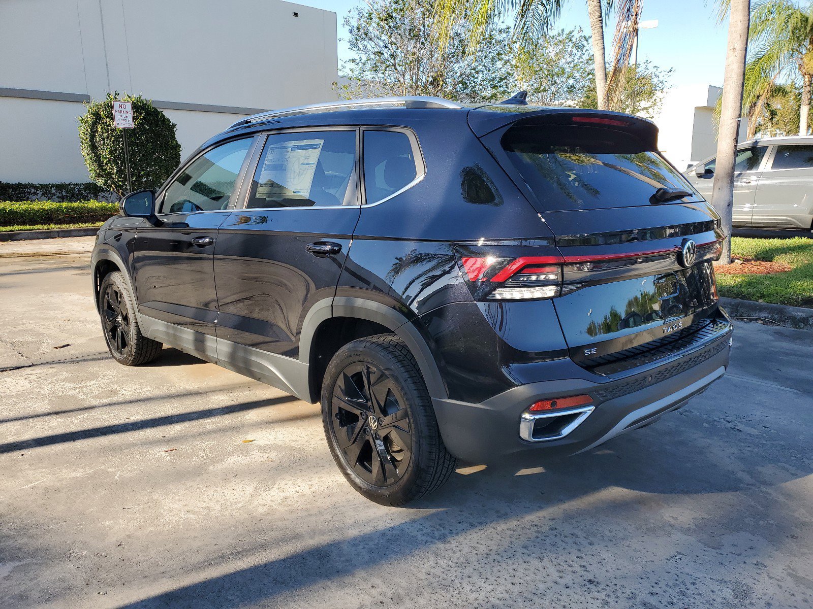2025 Volkswagen Taos SE photo 4
