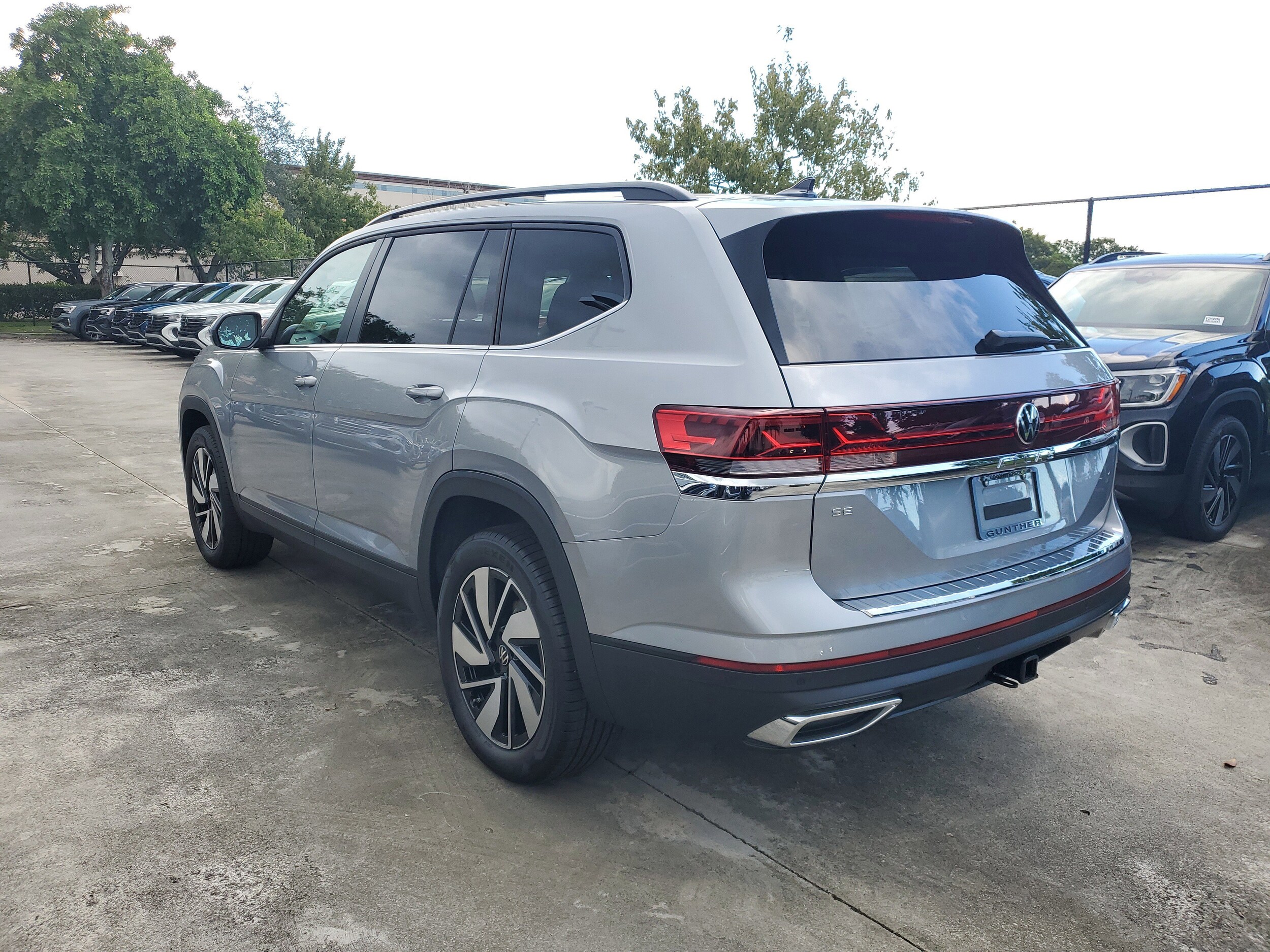 2026 Volkswagen Atlas SE photo 4