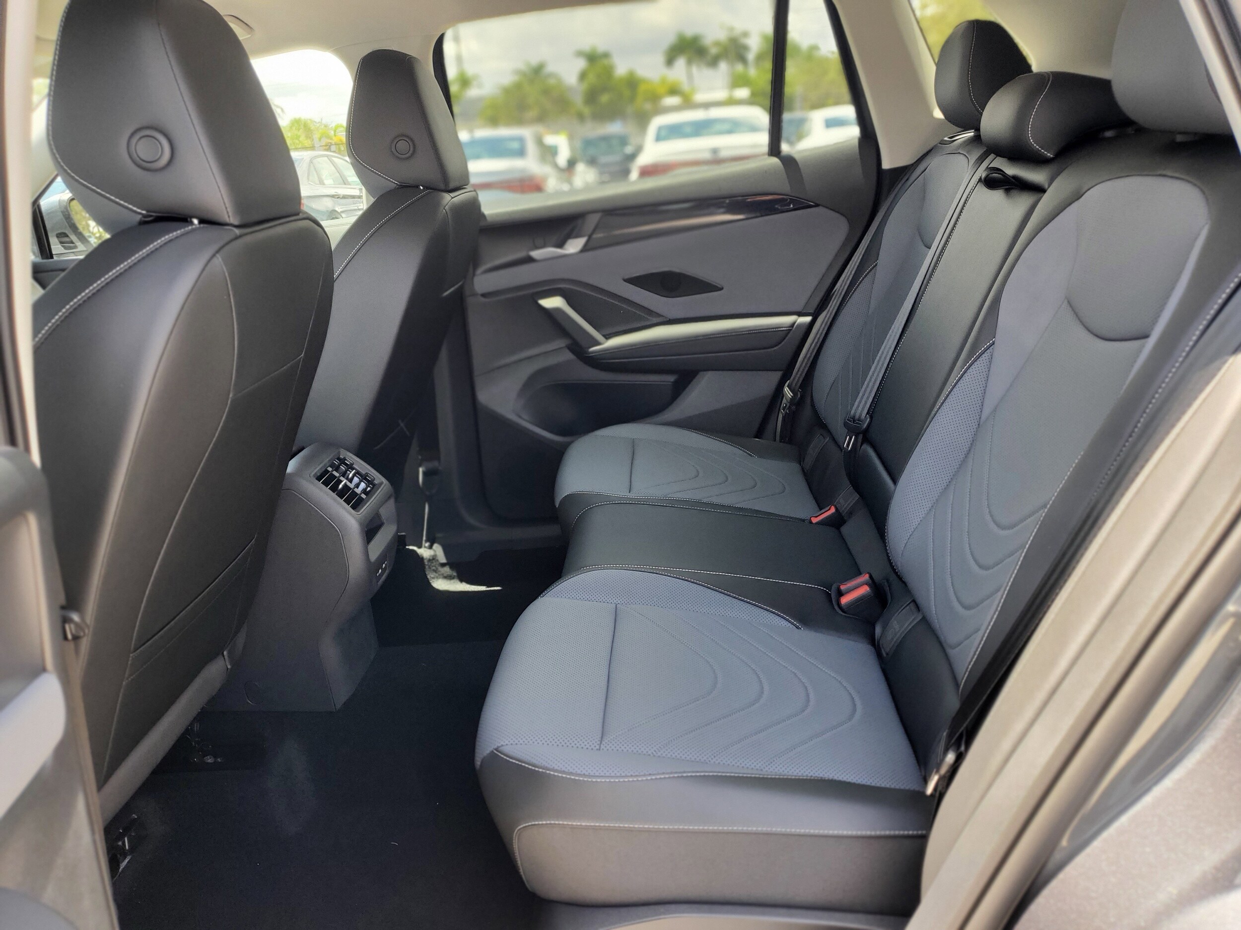 2025 Volkswagen Tiguan SE photo 2