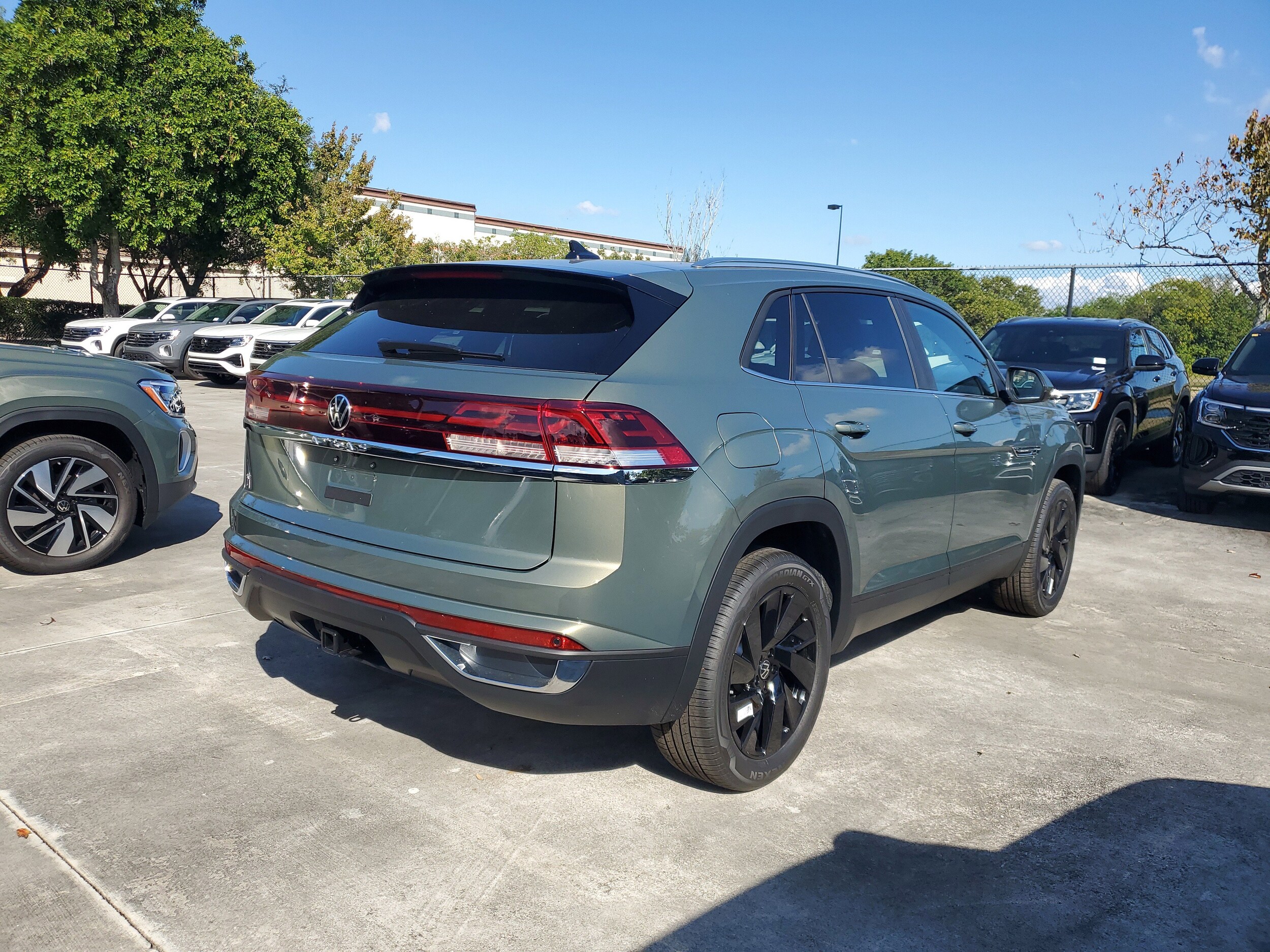 2026 Volkswagen Atlas Cross Sport SE Technology photo 3