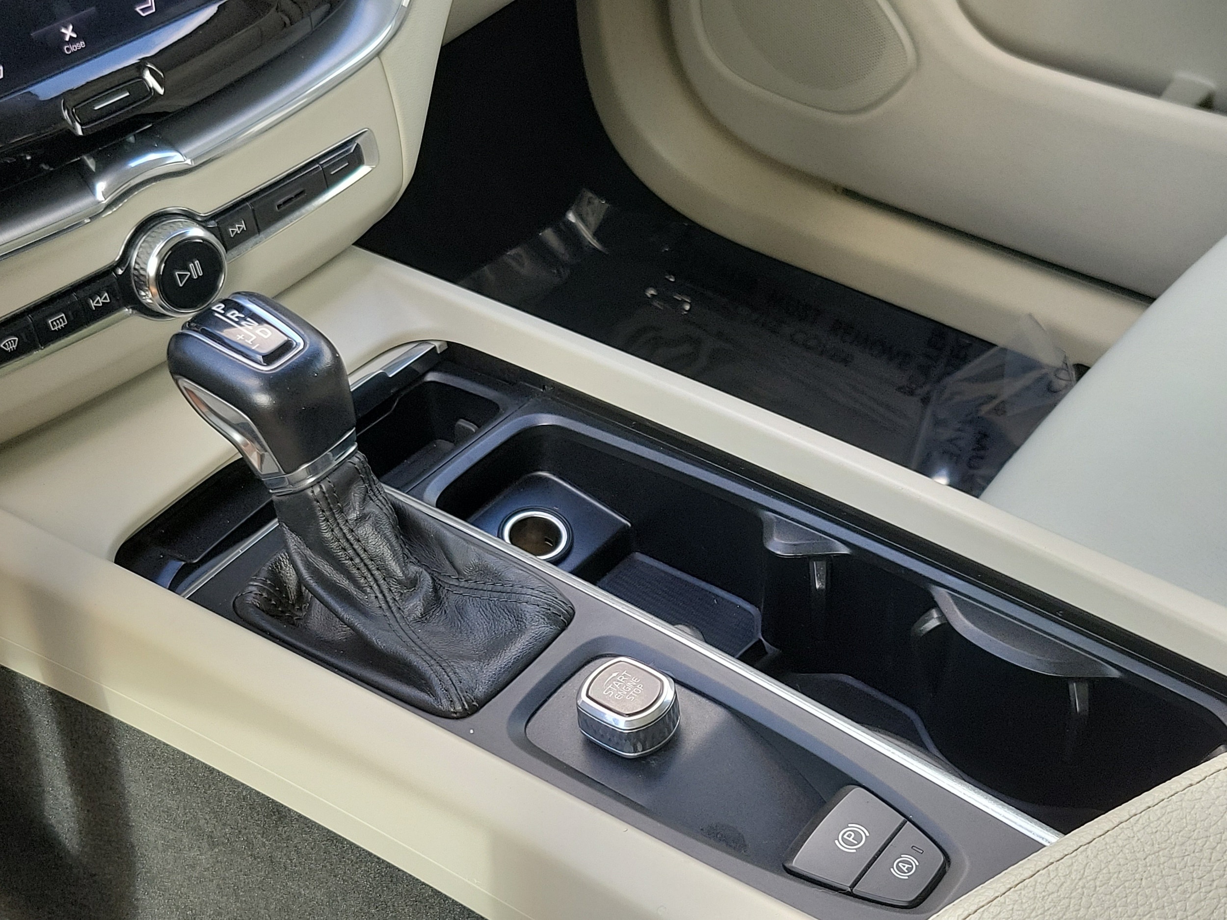 2018 Volvo XC60 Momentum - Photo 25