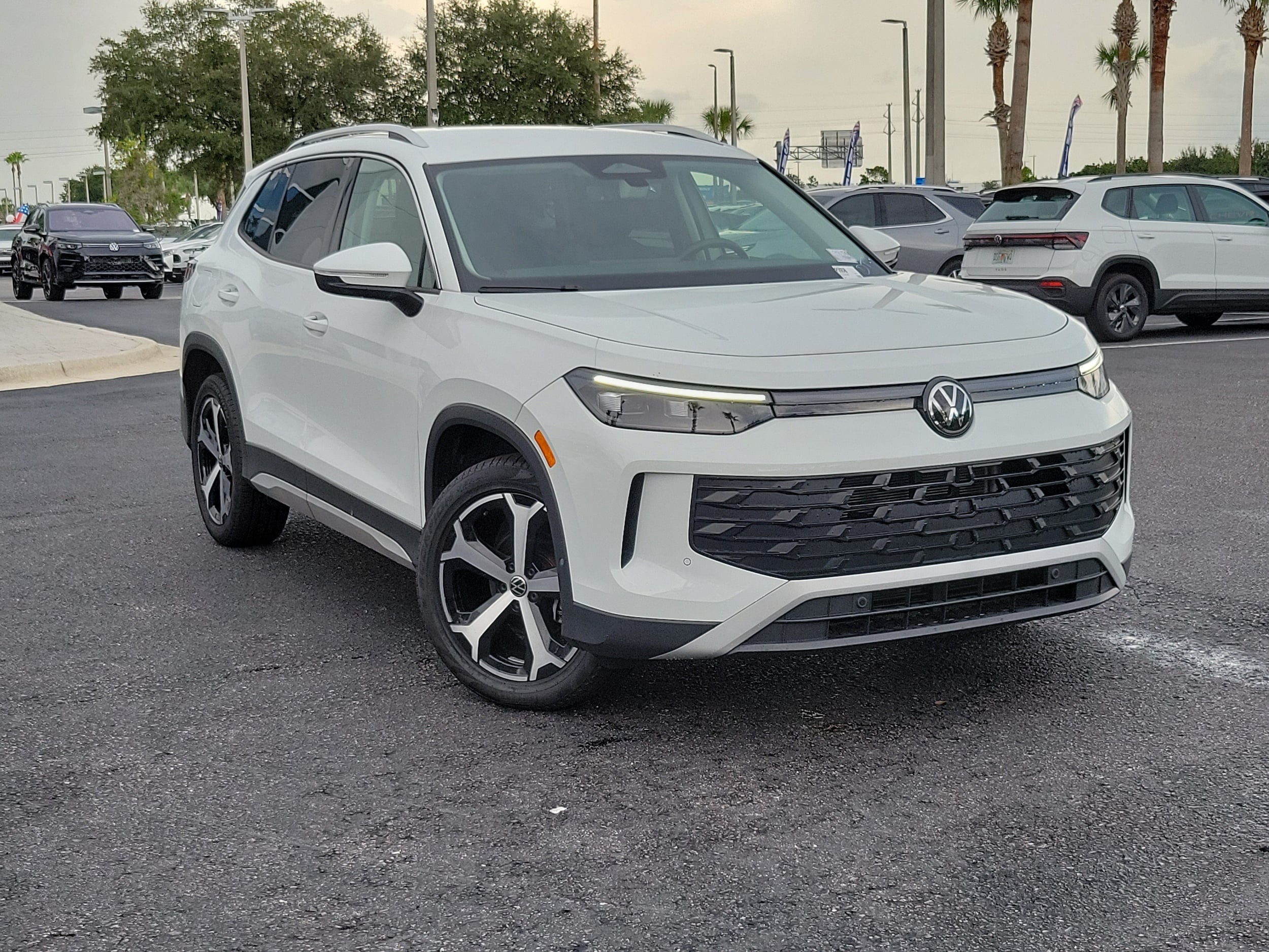 2025 Volkswagen Tiguan SE - Photo 1