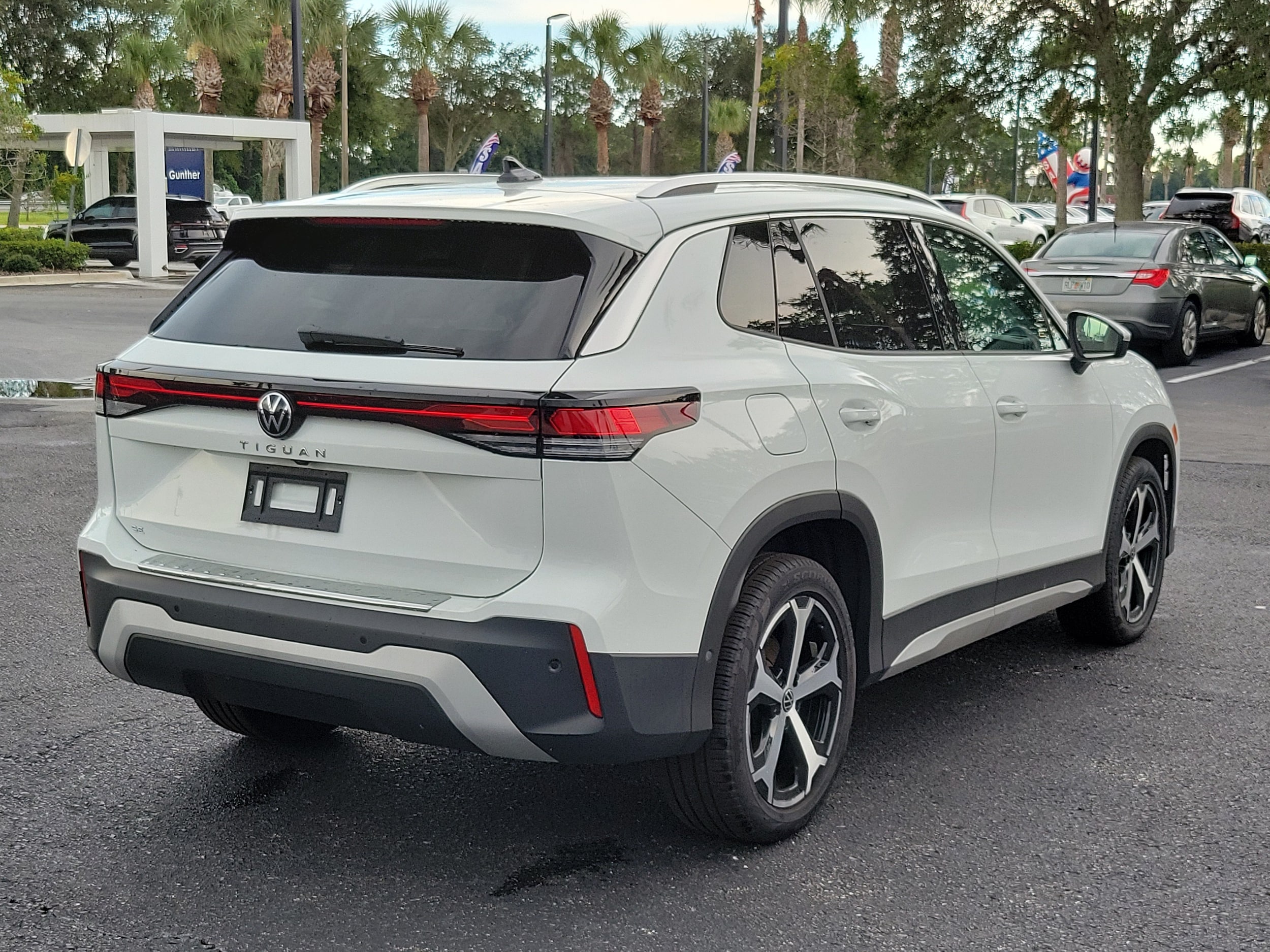 2025 Volkswagen Tiguan SE - Photo 4