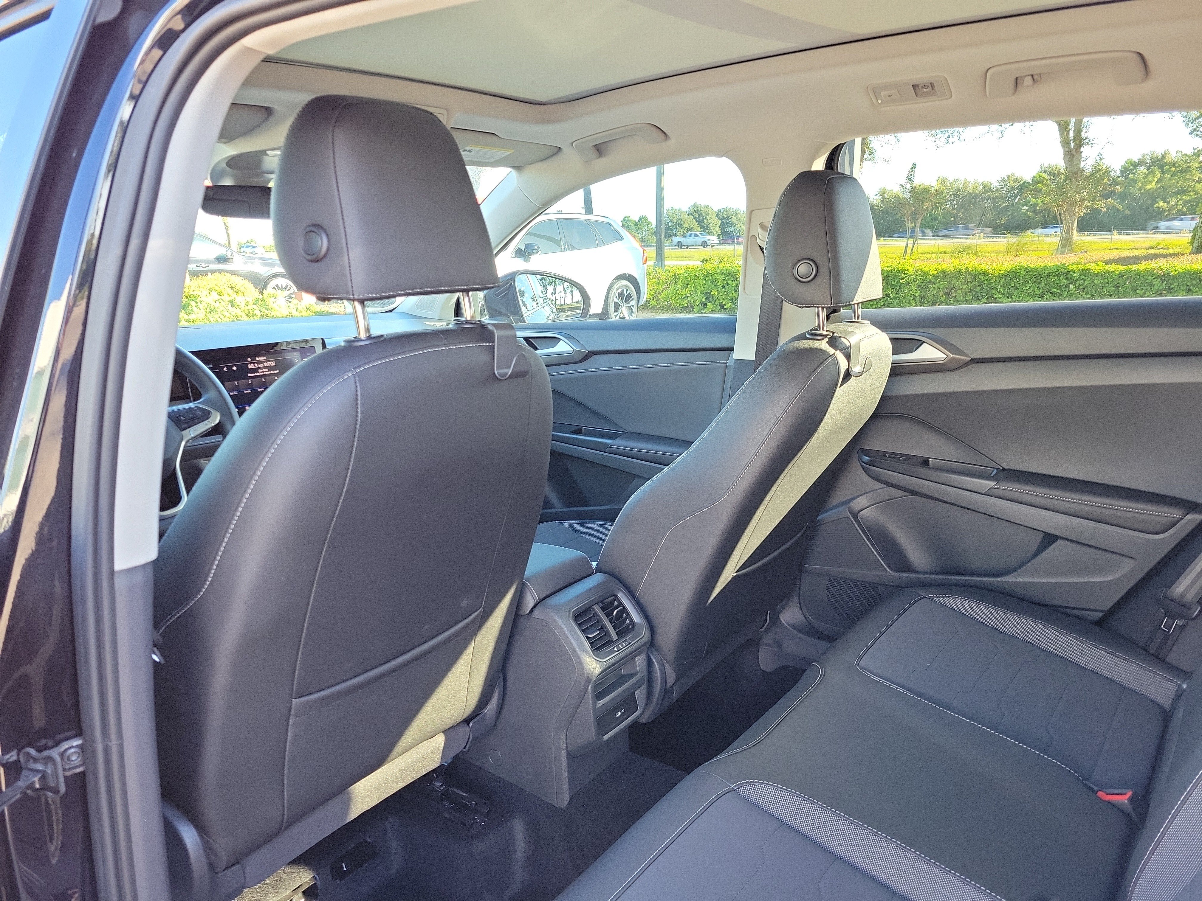 2025 Volkswagen Taos SE Black - Photo 10