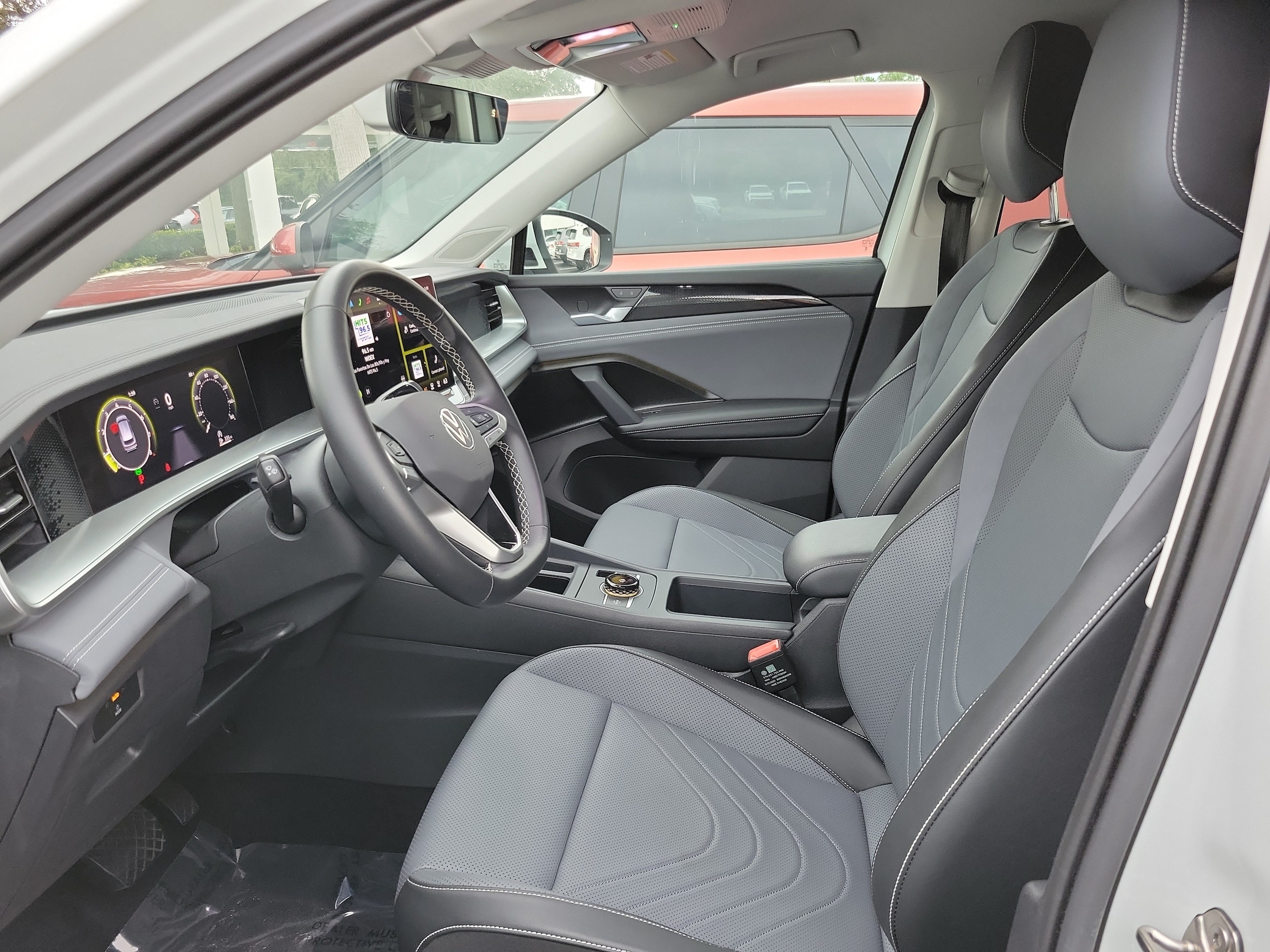 2025 Volkswagen Tiguan SE - Photo 14
