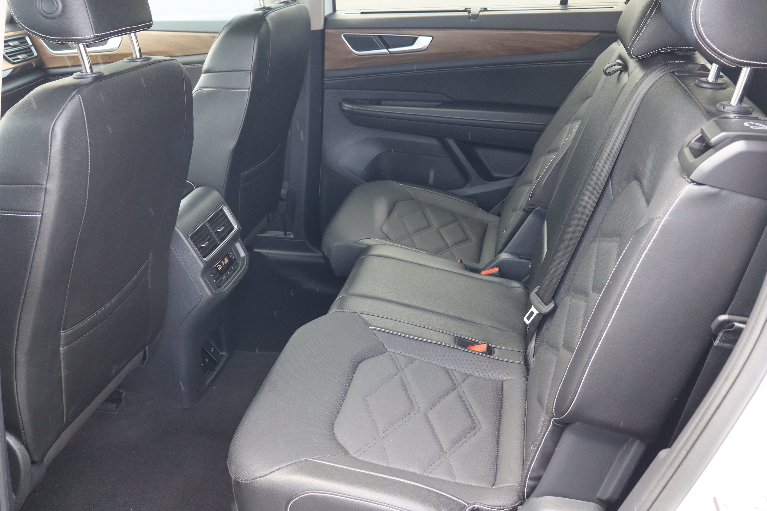 2024 Volkswagen Atlas SE w/Tech - Photo 14