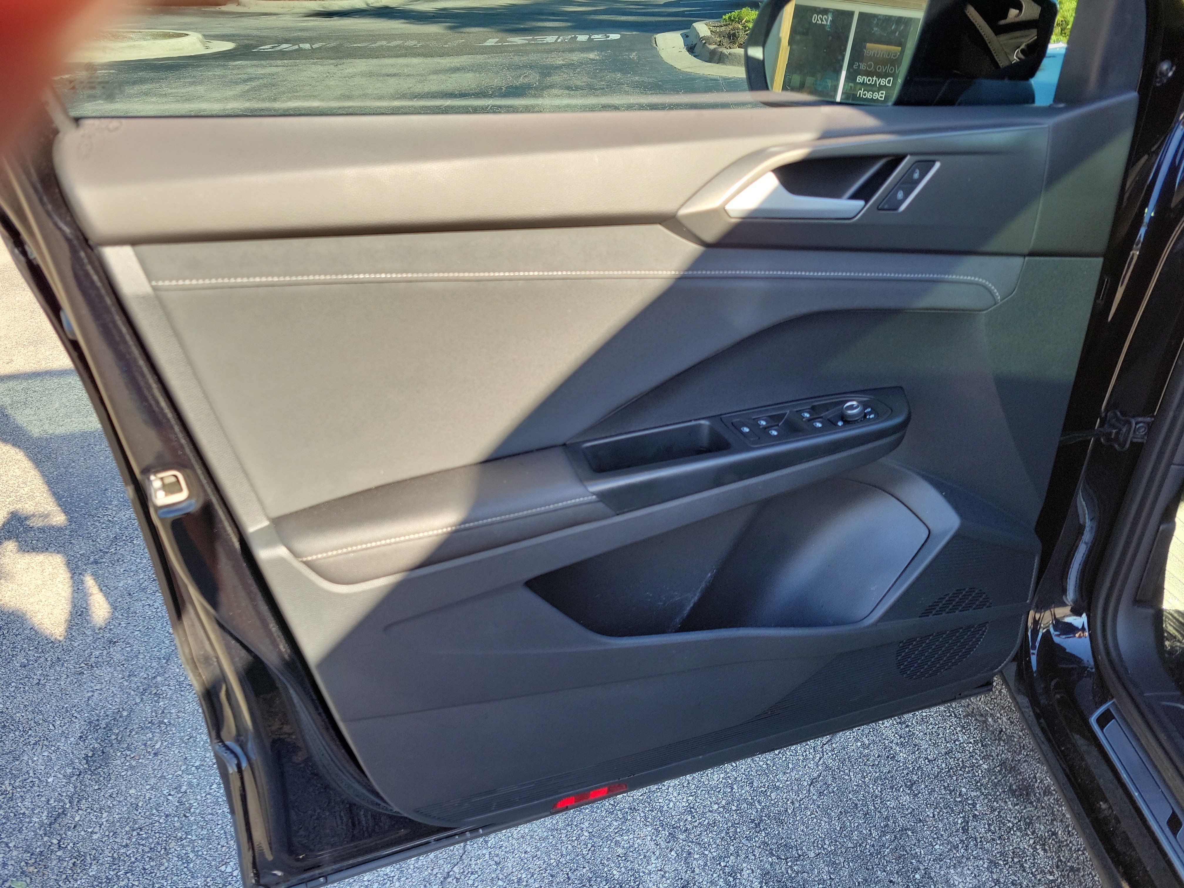 2025 Volkswagen Taos SE Black - Photo 14