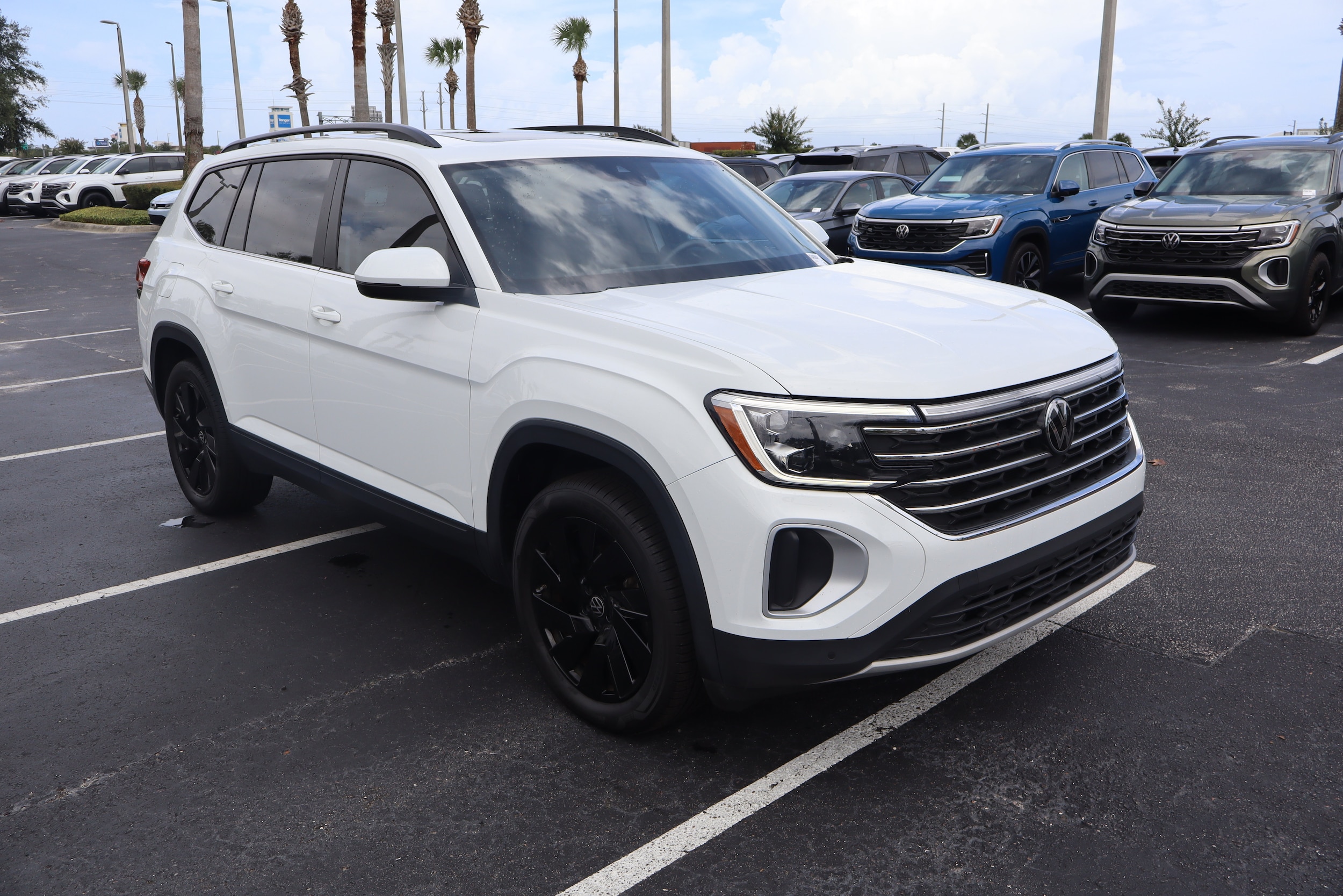 2024 Volkswagen Atlas SE w/Tech - Photo 1