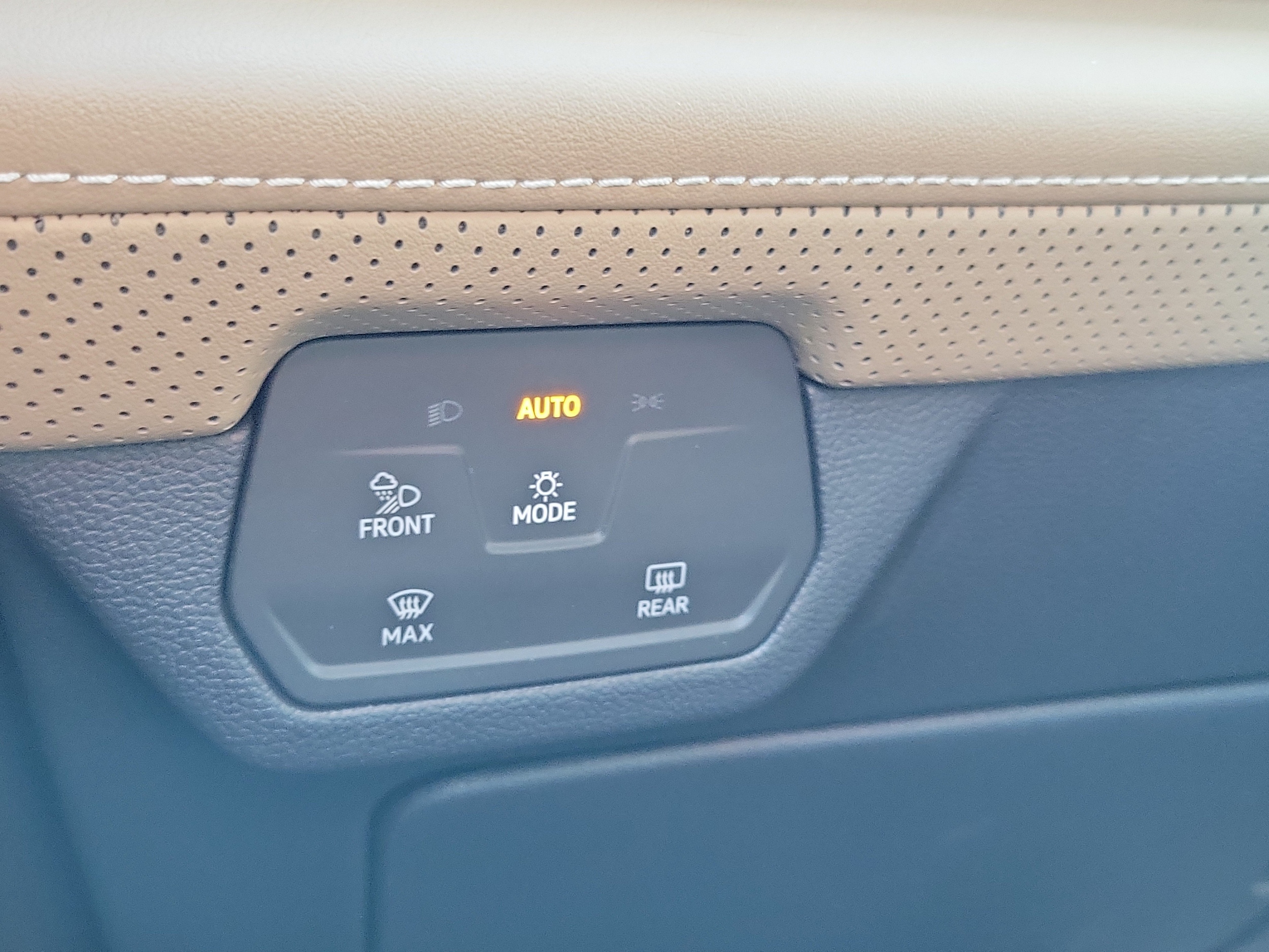 2024 Volkswagen Atlas Cross Sport SE w/Tech - Photo 27