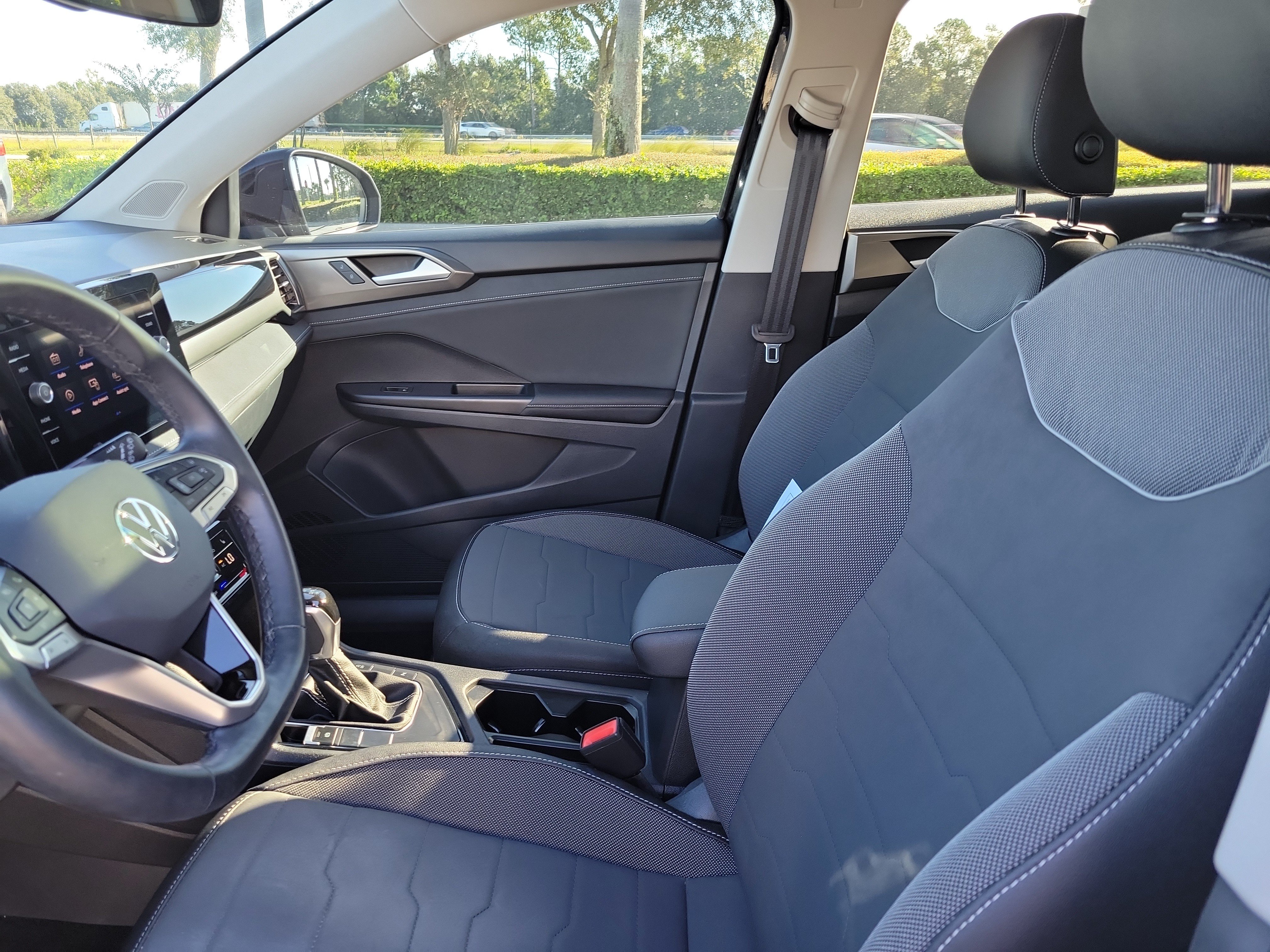 2025 Volkswagen Taos SE Black - Photo 17
