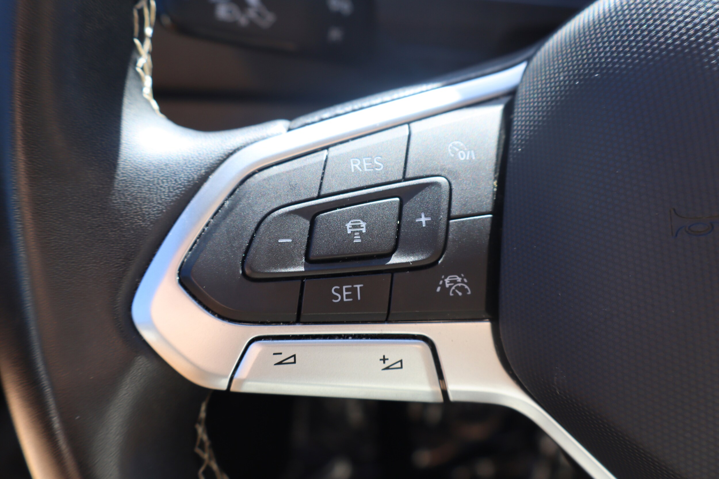 2023 Volkswagen Tiguan SE - Photo 24