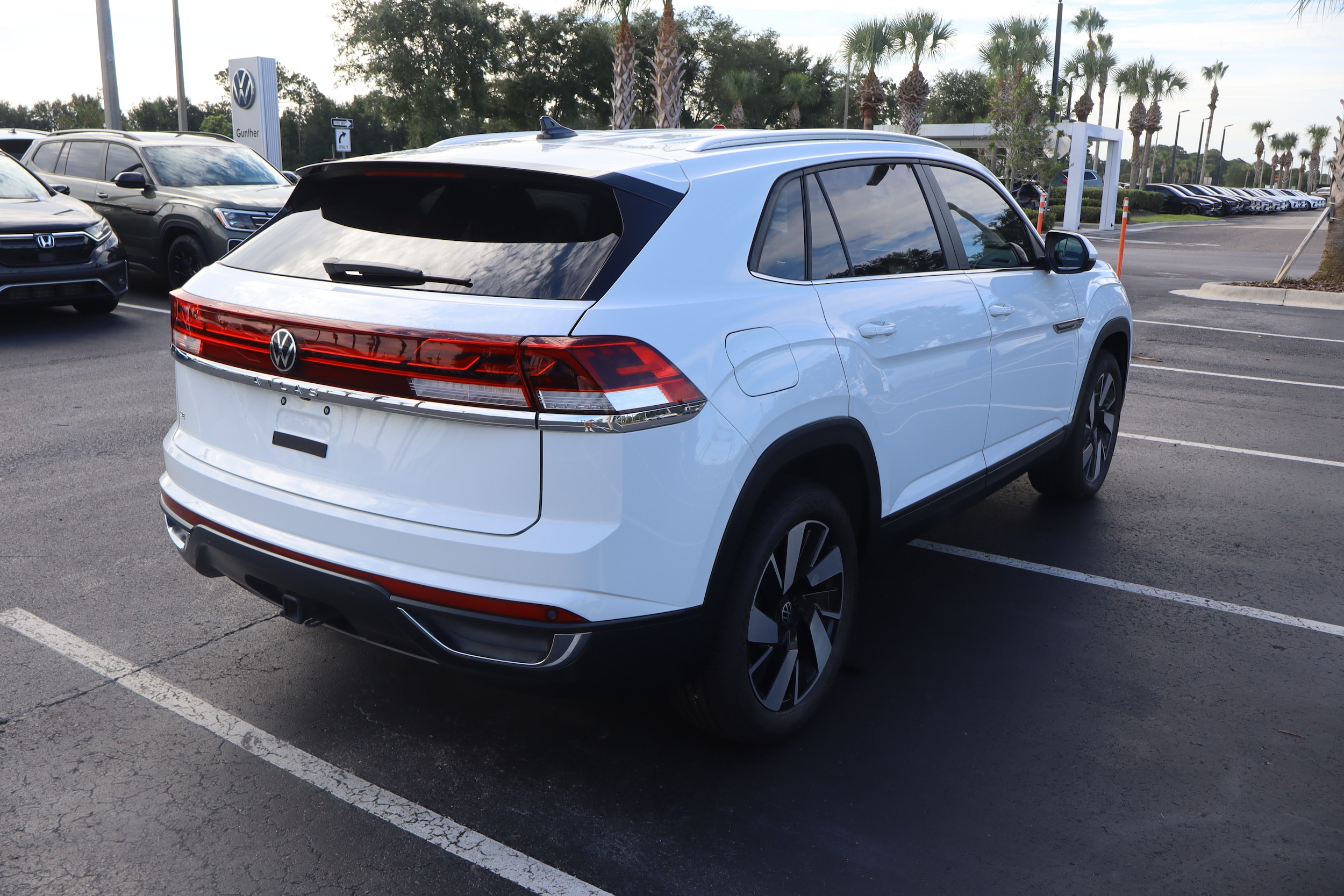 2024 Volkswagen Atlas Cross Sport SE w/Tech - Photo 7