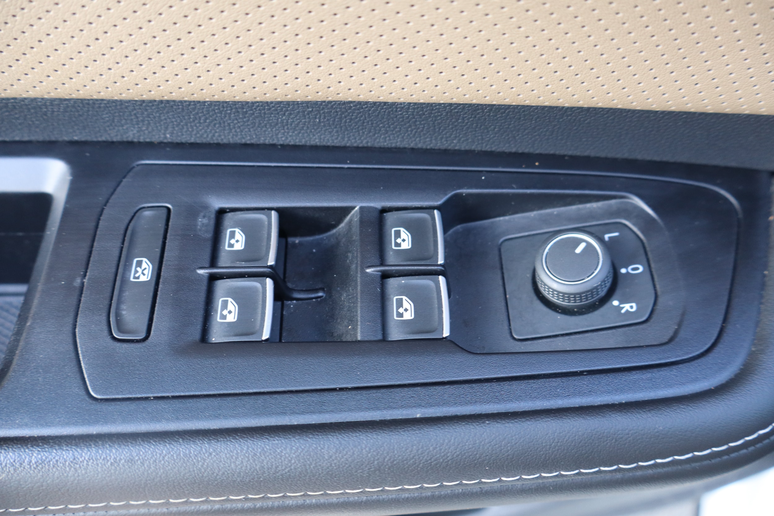 2024 Volkswagen Atlas Cross Sport SE w/Tech - Photo 17