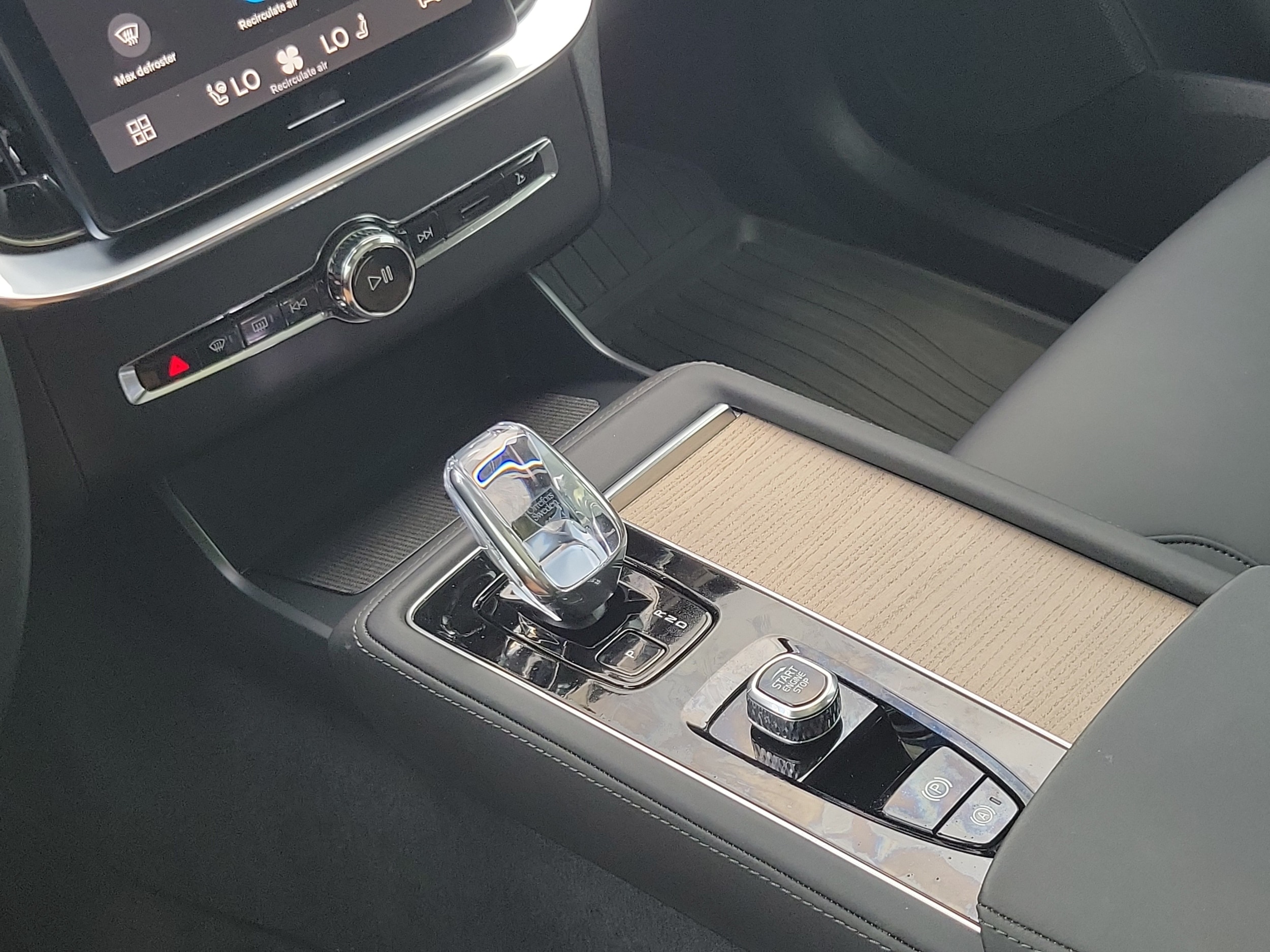 2025 Volvo XC90 Plus - Photo 25