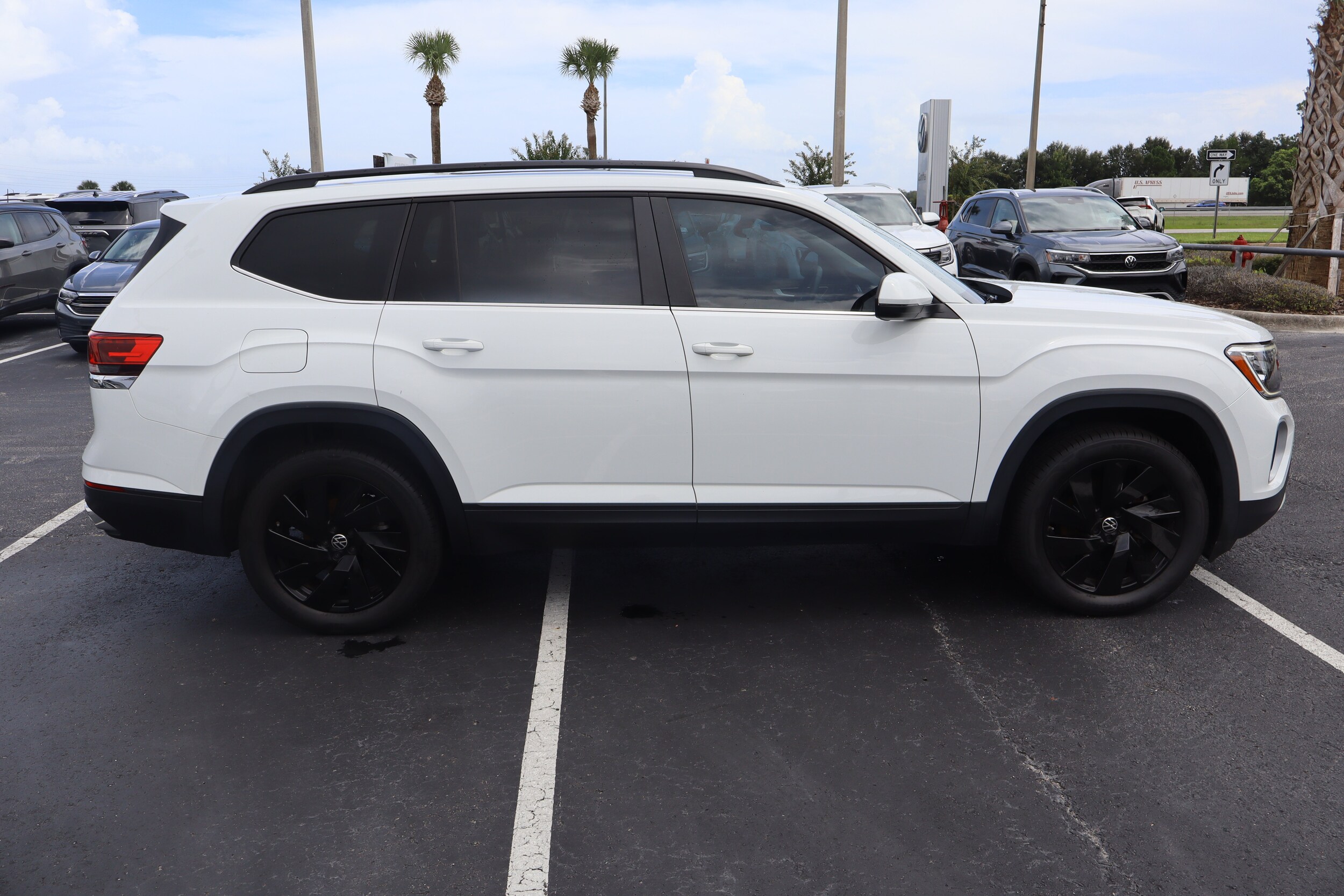 2024 Volkswagen Atlas SE w/Tech - Photo 8
