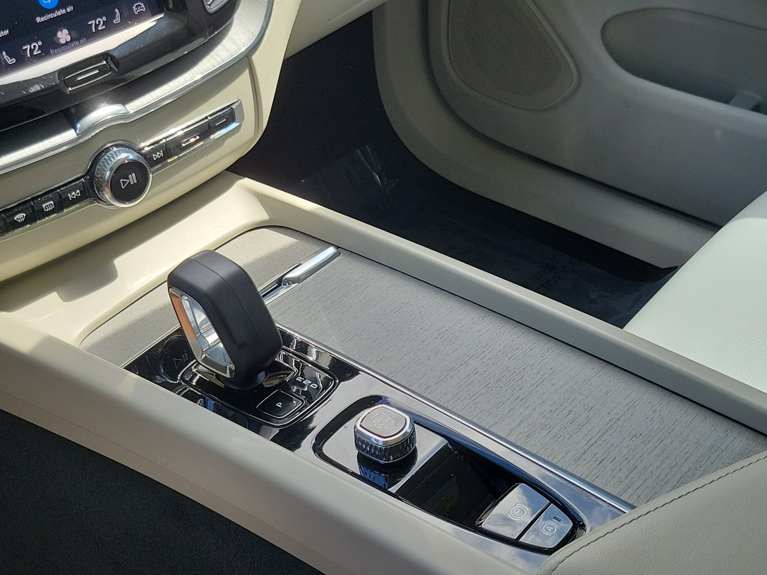 2024 Volvo XC60 Plus - Photo 25