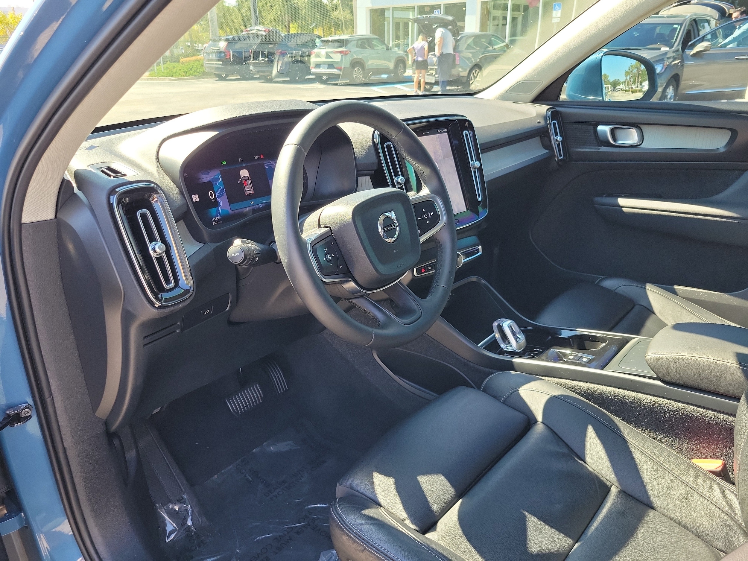 2023 Volvo XC40 Plus - Photo 17