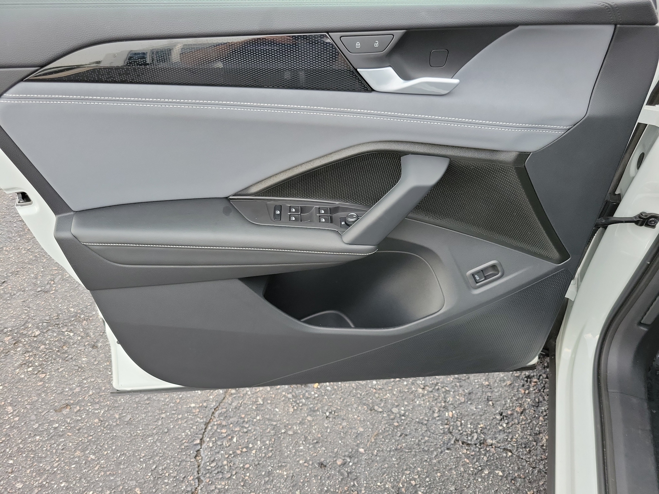 2025 Volkswagen Tiguan SE - Photo 11
