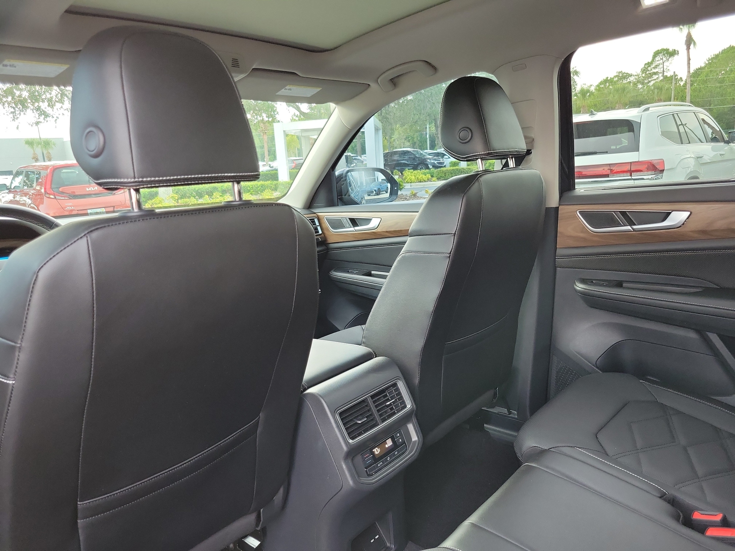 2024 Volkswagen Atlas SE w/Tech - Photo 9