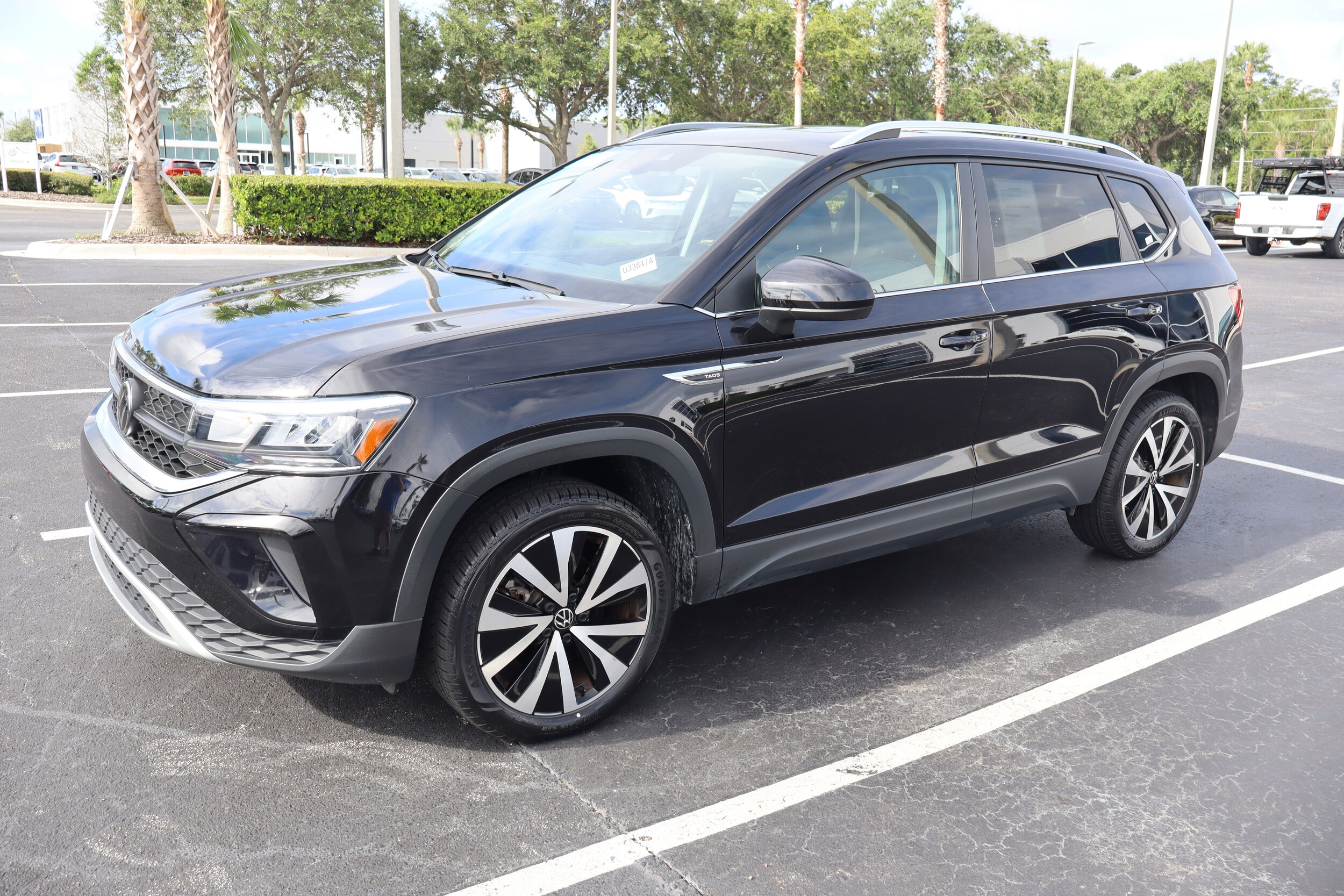 2023 Volkswagen Taos SE photo 4