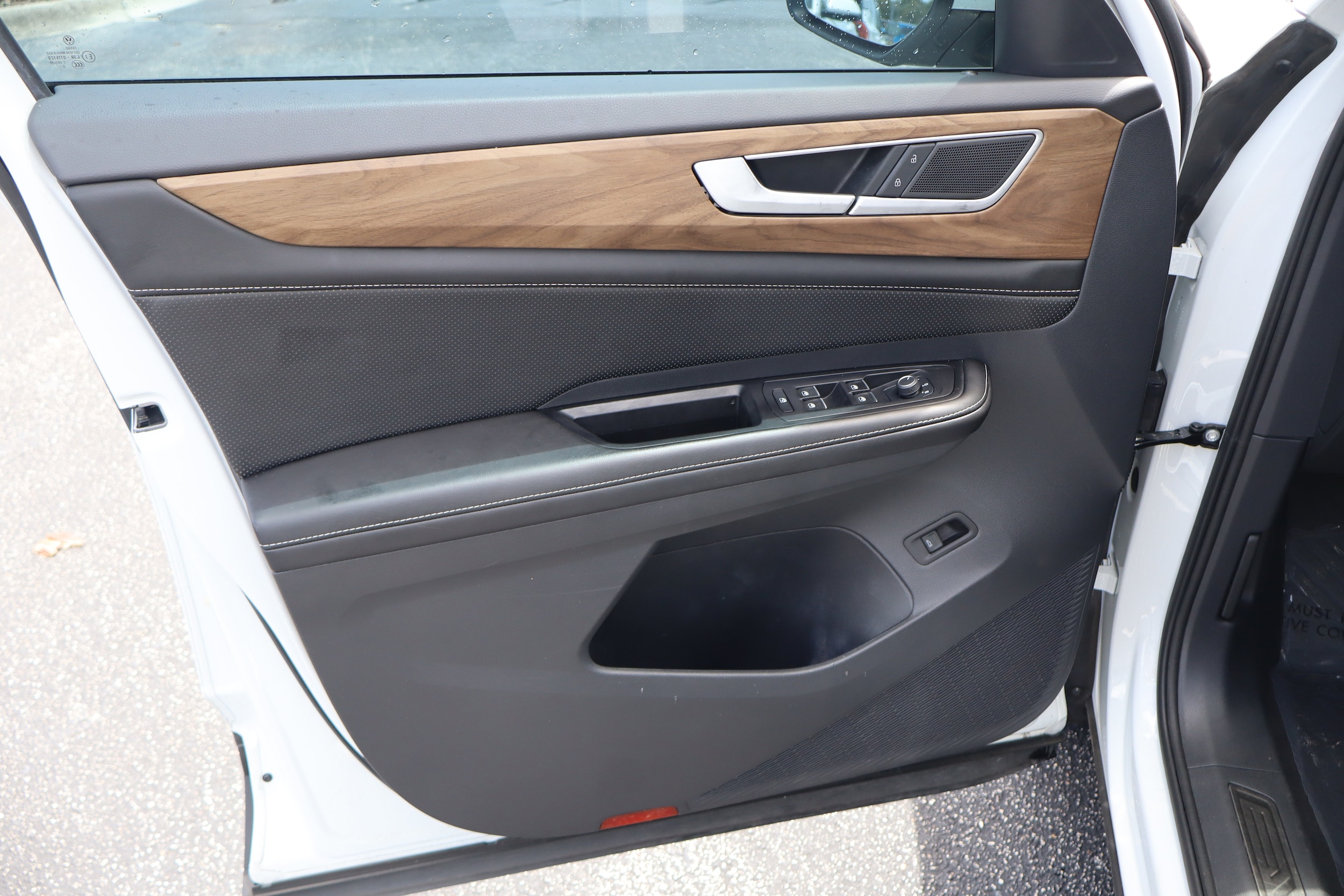 2024 Volkswagen Atlas SE w/Tech - Photo 18