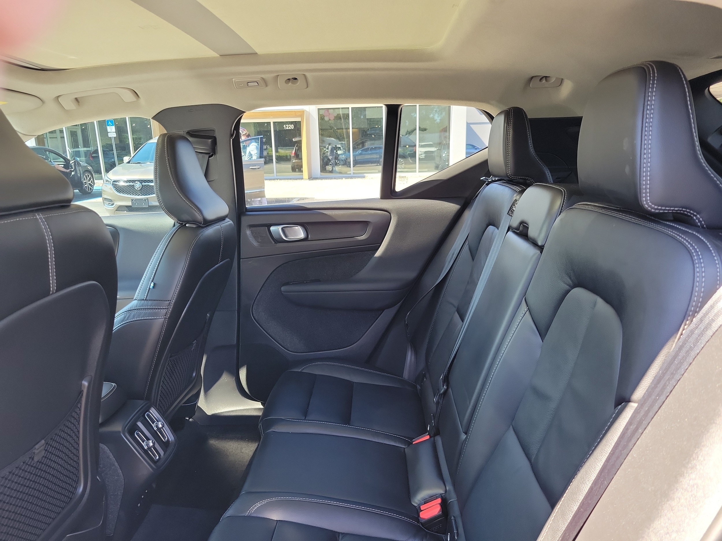 2023 Volvo XC40 Plus - Photo 12