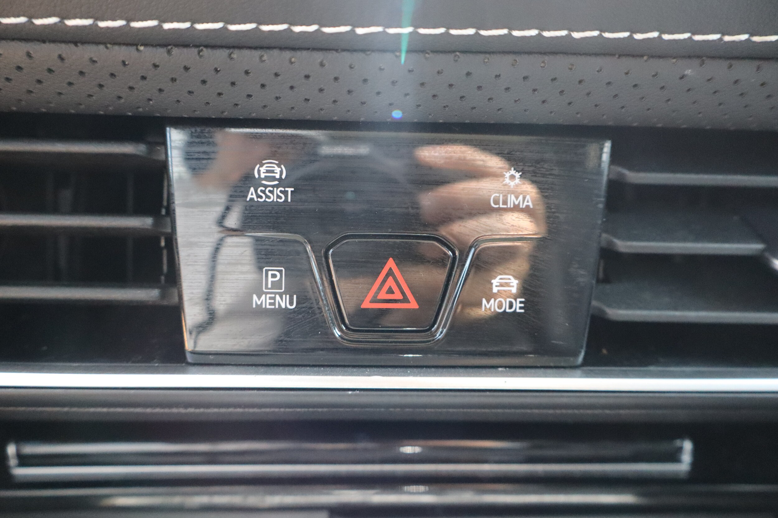 2024 Volkswagen Atlas SE w/Tech - Photo 27