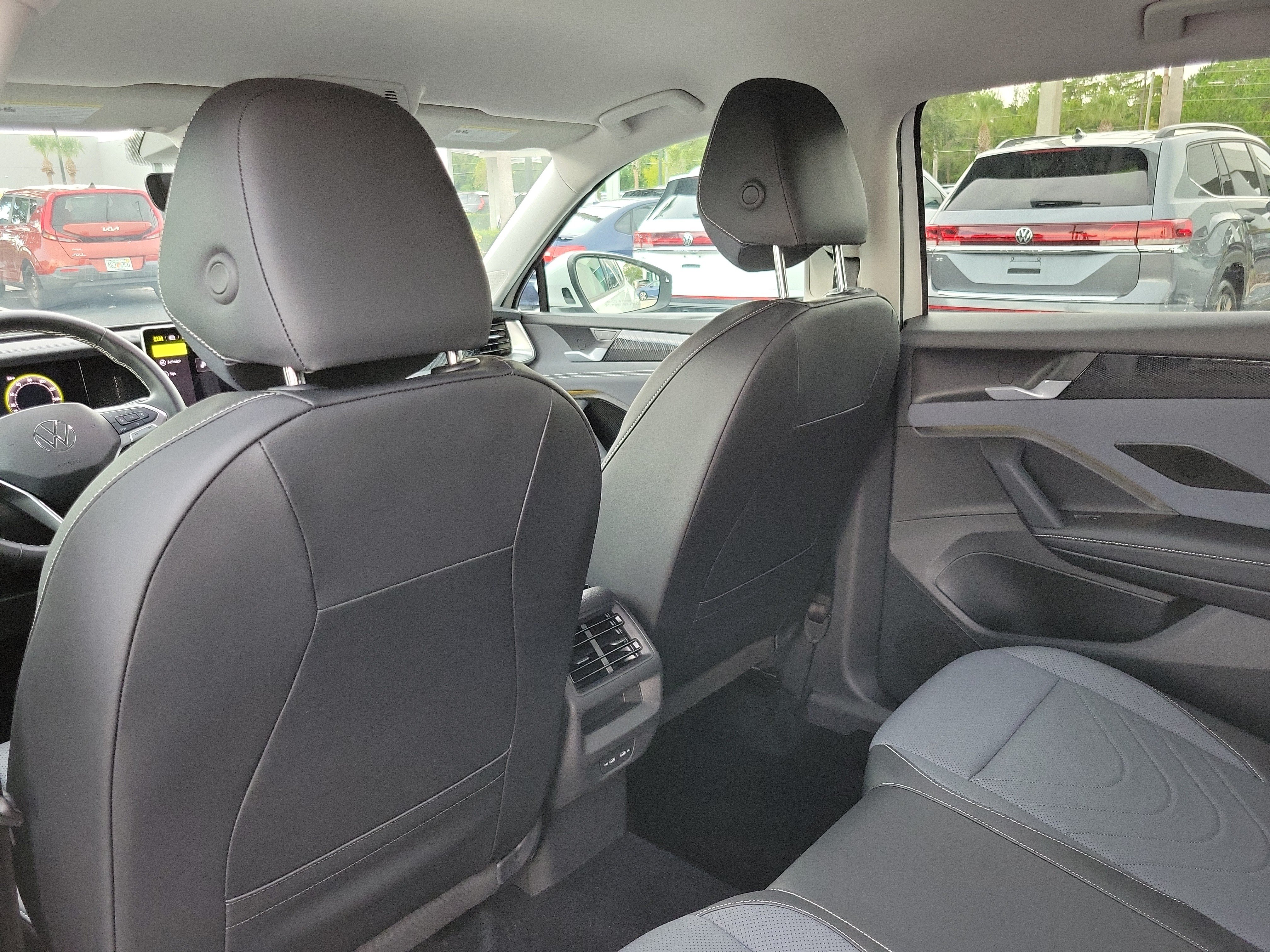 2025 Volkswagen Tiguan SE - Photo 9