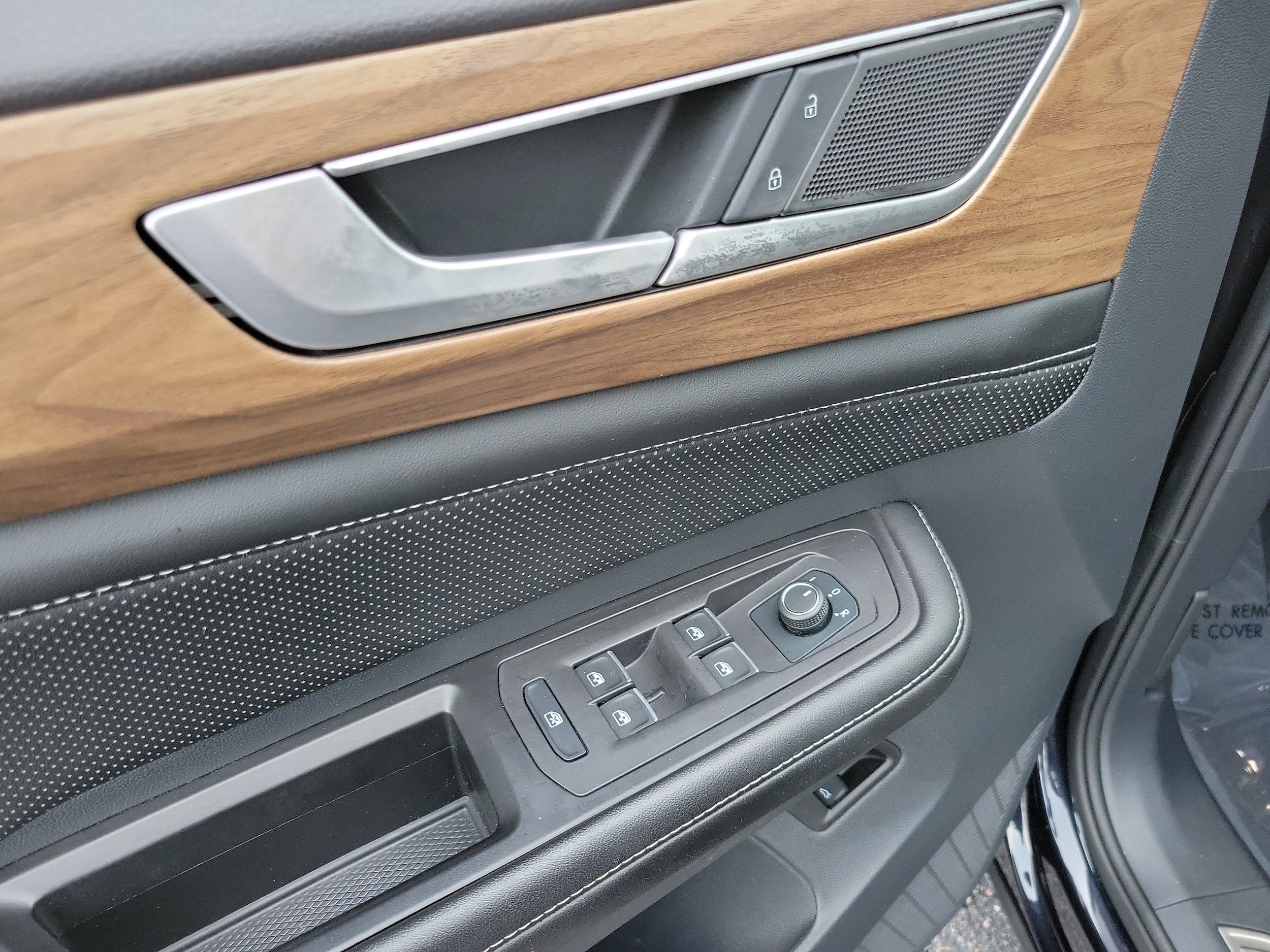 2024 Volkswagen Atlas SE w/Tech - Photo 13
