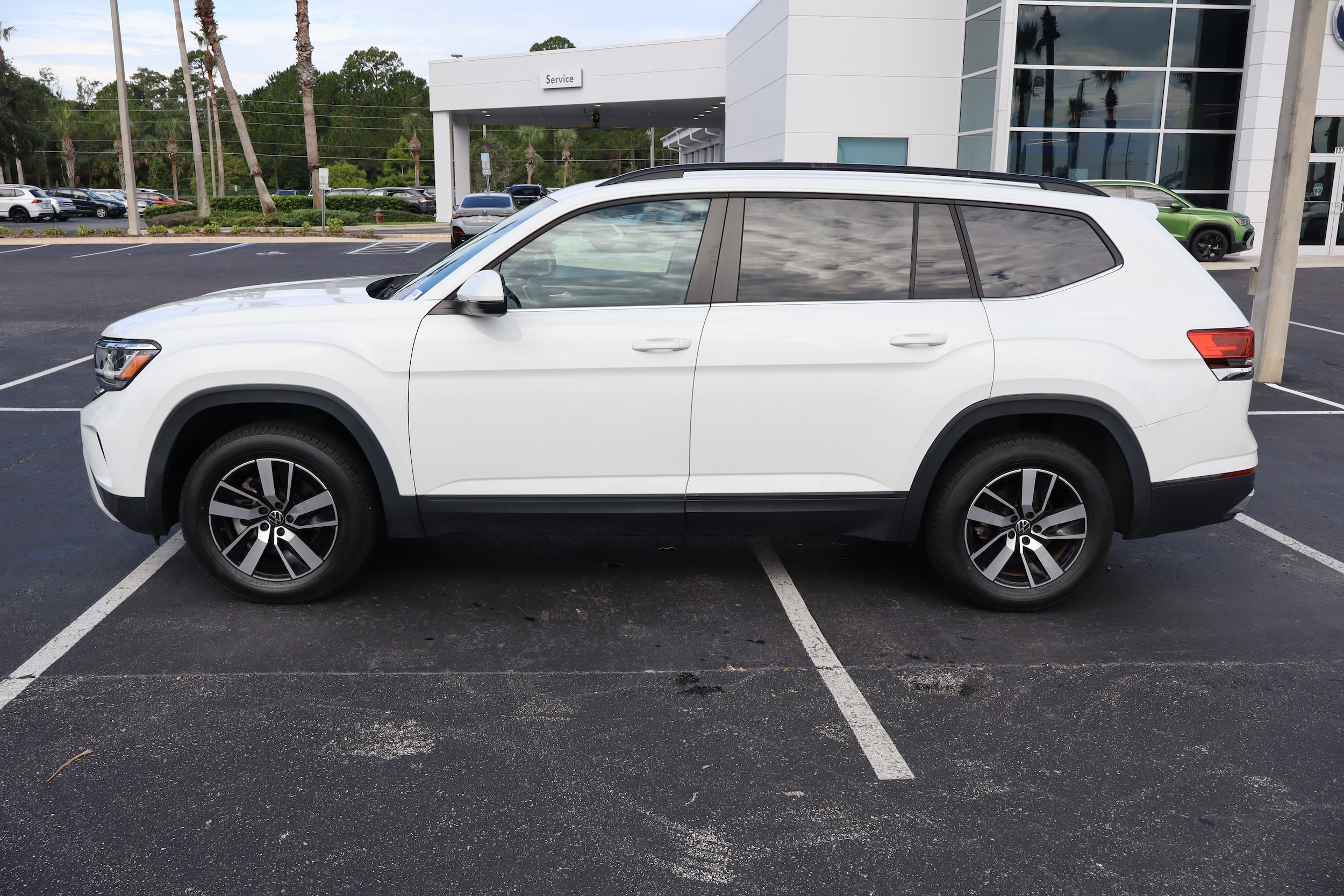 2023 Volkswagen Atlas SE - Photo 4