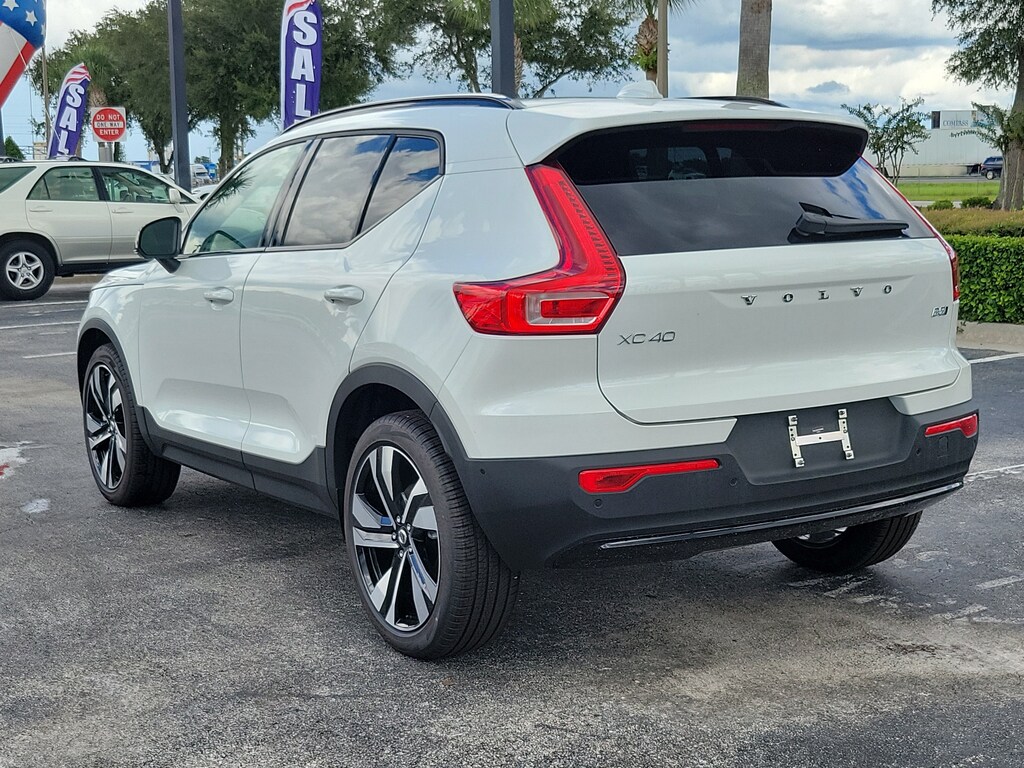 New 2026 Volvo XC40 B5 Plus SUV