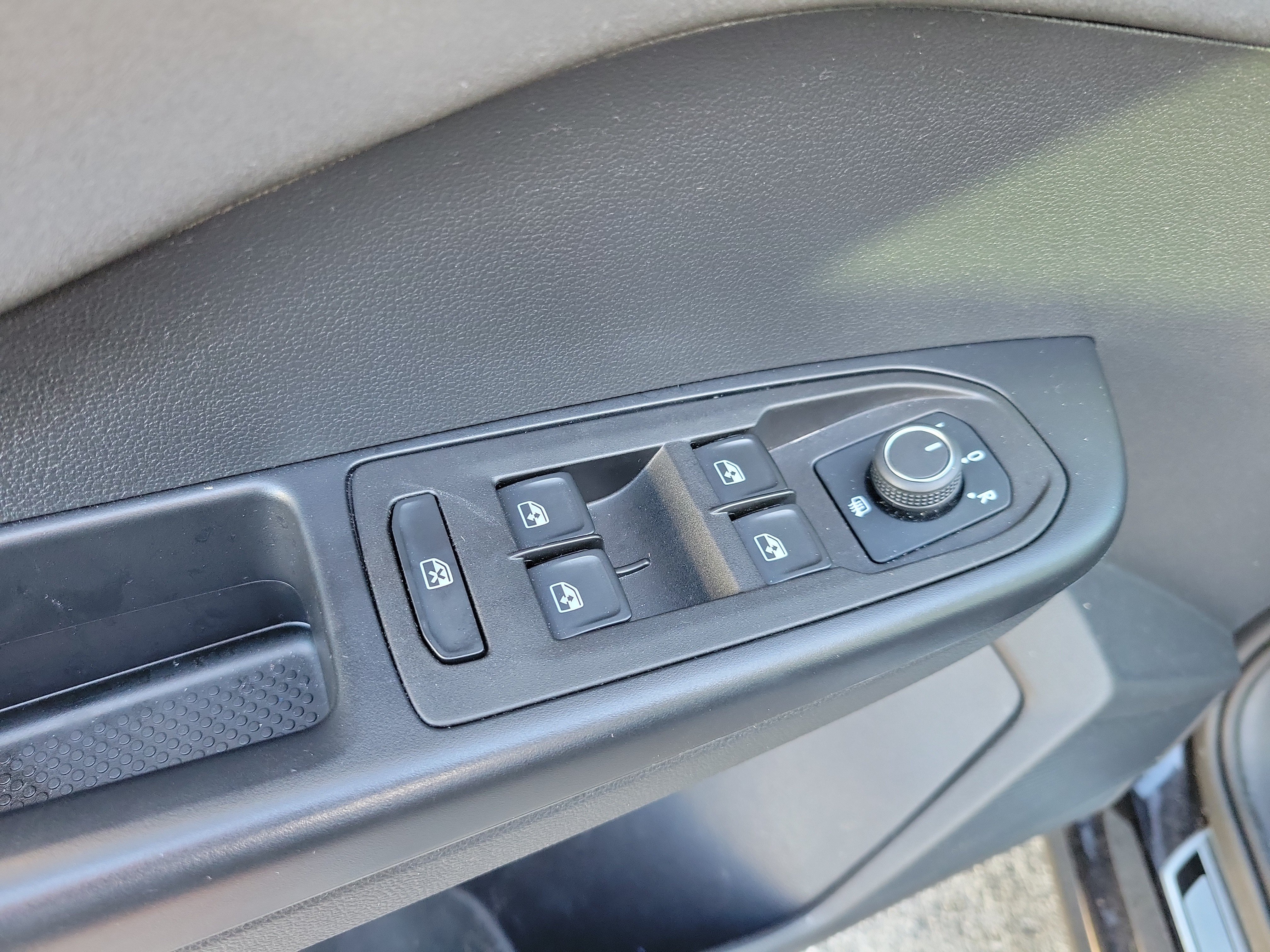 2025 Volkswagen Taos SE Black - Photo 15
