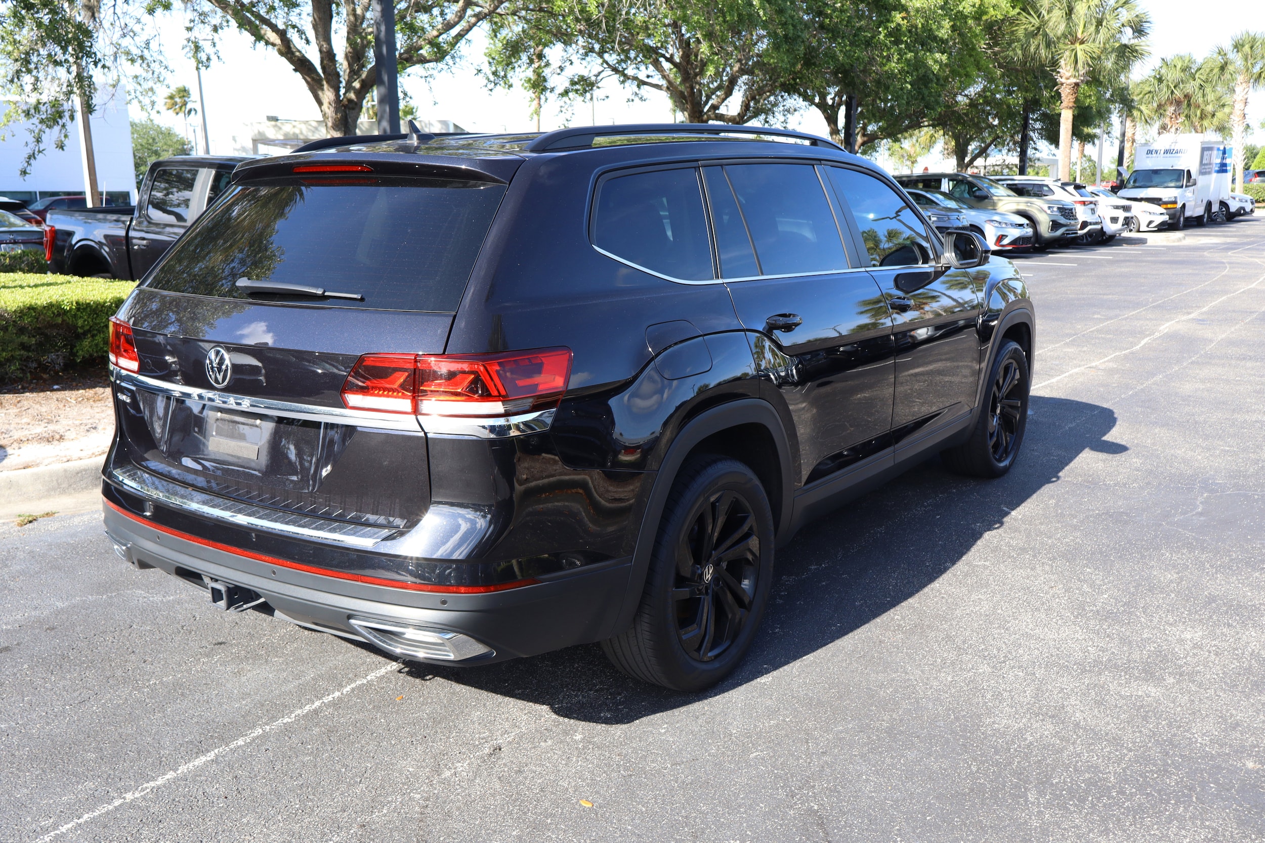 2023 Volkswagen Atlas SE w/Tech - Photo 7