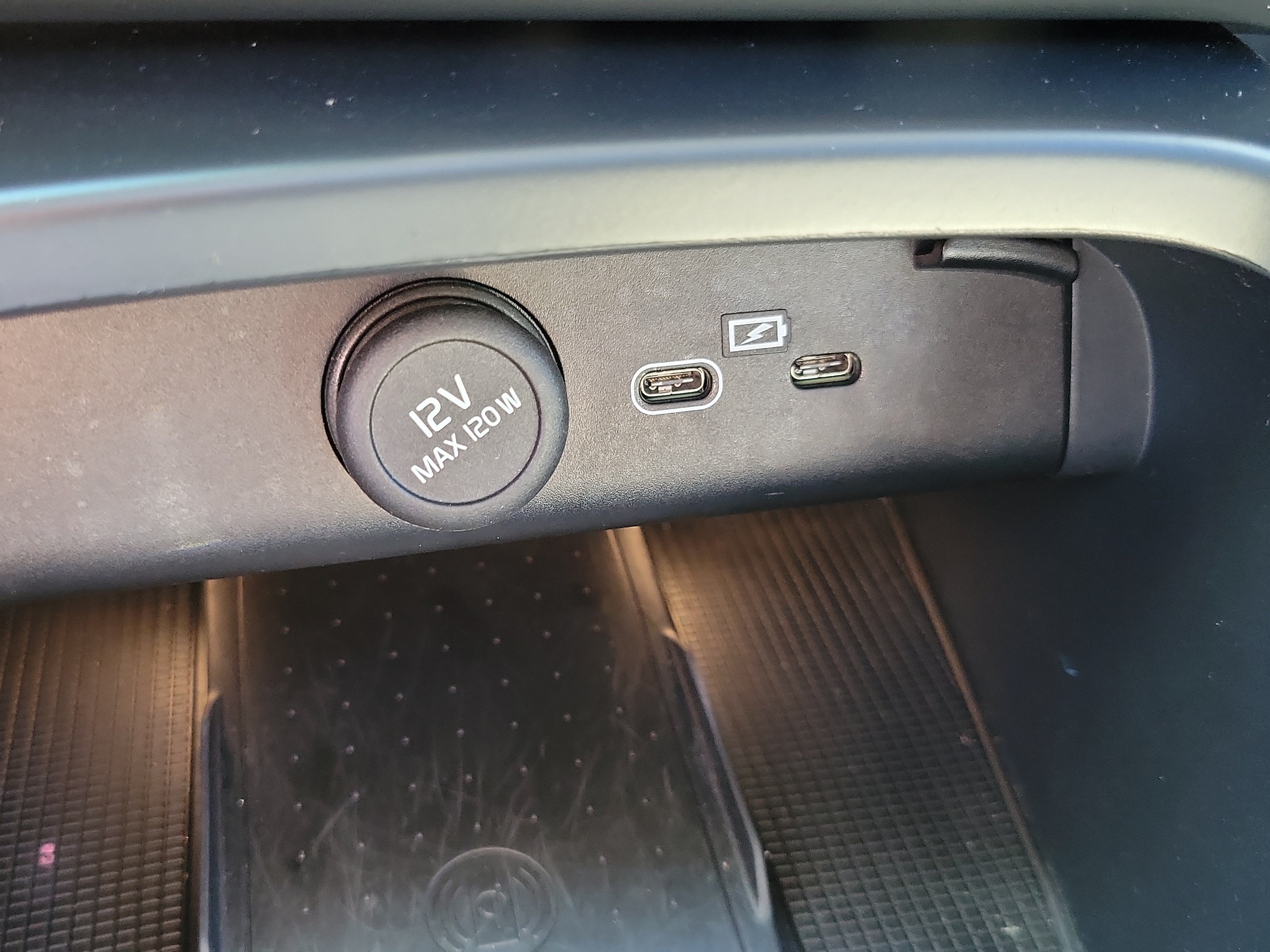 2023 Volvo XC40 Plus - Photo 28